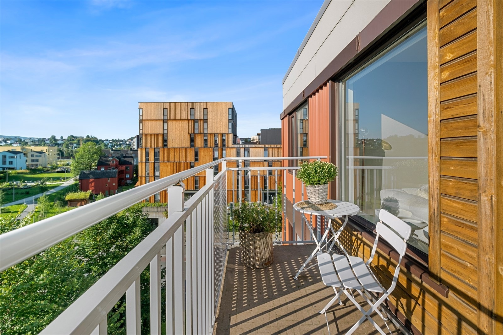 Leiligheten skiller seg ut med et usedvanlig godt bo-økonomisk regnestykke, hvor bi-leiligheten dekker store deler av felleskostnaden - som igjen inkluderer både oppvarming, kommunale avgifter, tv/internett og drift/vedlikehold. Galleribilde