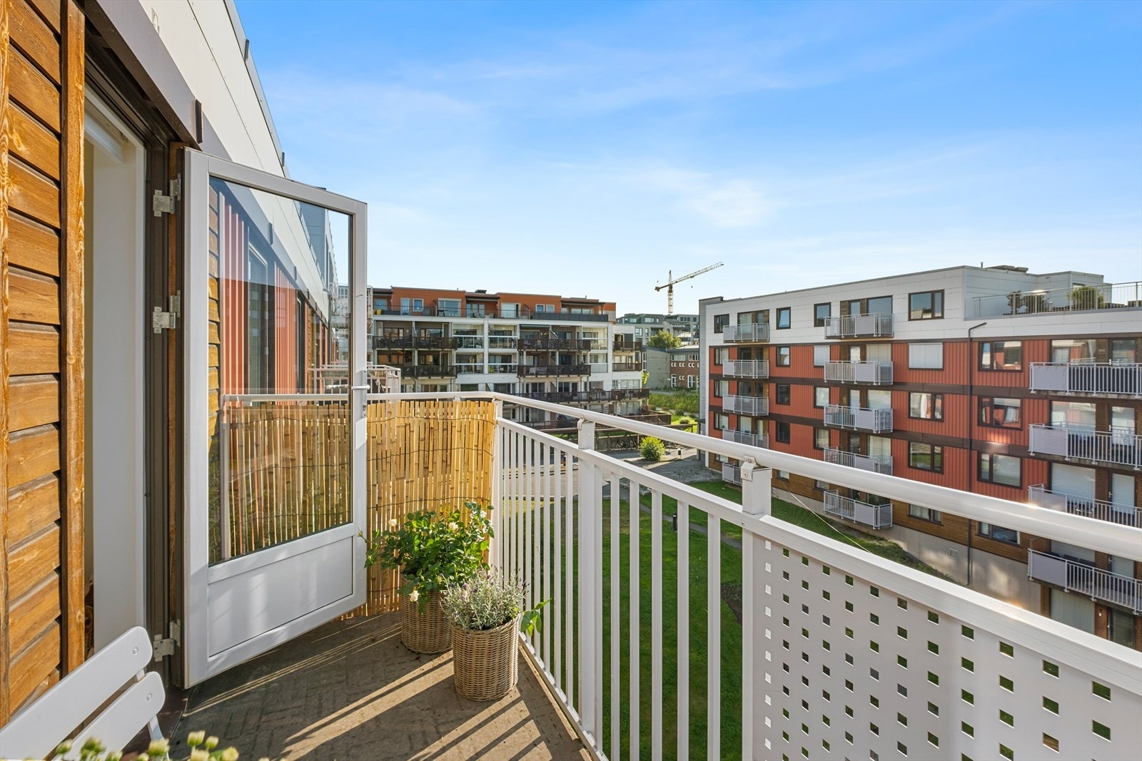 Leiligheten befinner seg i fjerde etasje og ligger godt til med tanke på både sol og utsikt. Det er også luftig mellom byggene med pene parkmessige grøntområder. Galleribilde