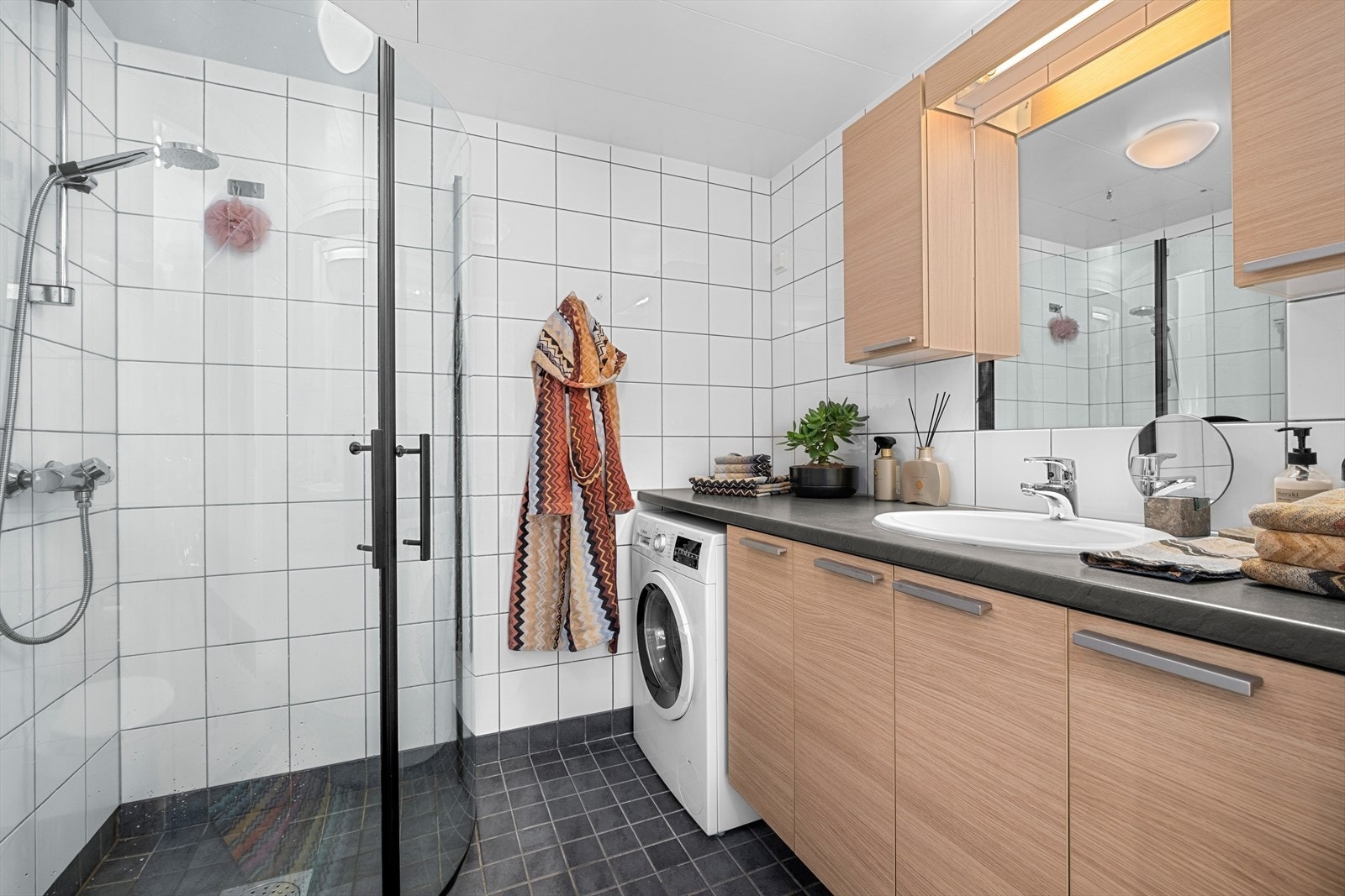 Stilrent og delikat baderom med innredning av samme leverandør som kjøkkenet. Det er naturligvis varme i gulv. Galleribilde