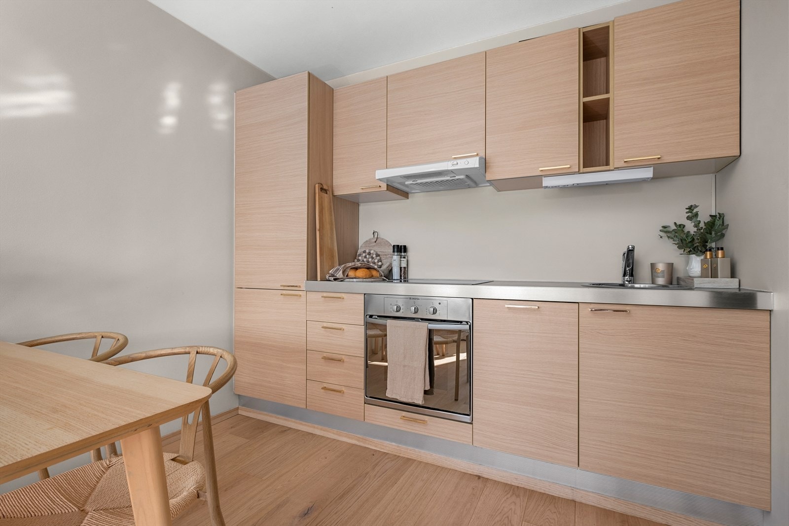 Kvalitetskjøkken levert av italienske Aran. Vurdert til TG 1 av takstmann, har nok arbeidsplass og harmonerer med fargevalg og gulv. Galleribilde