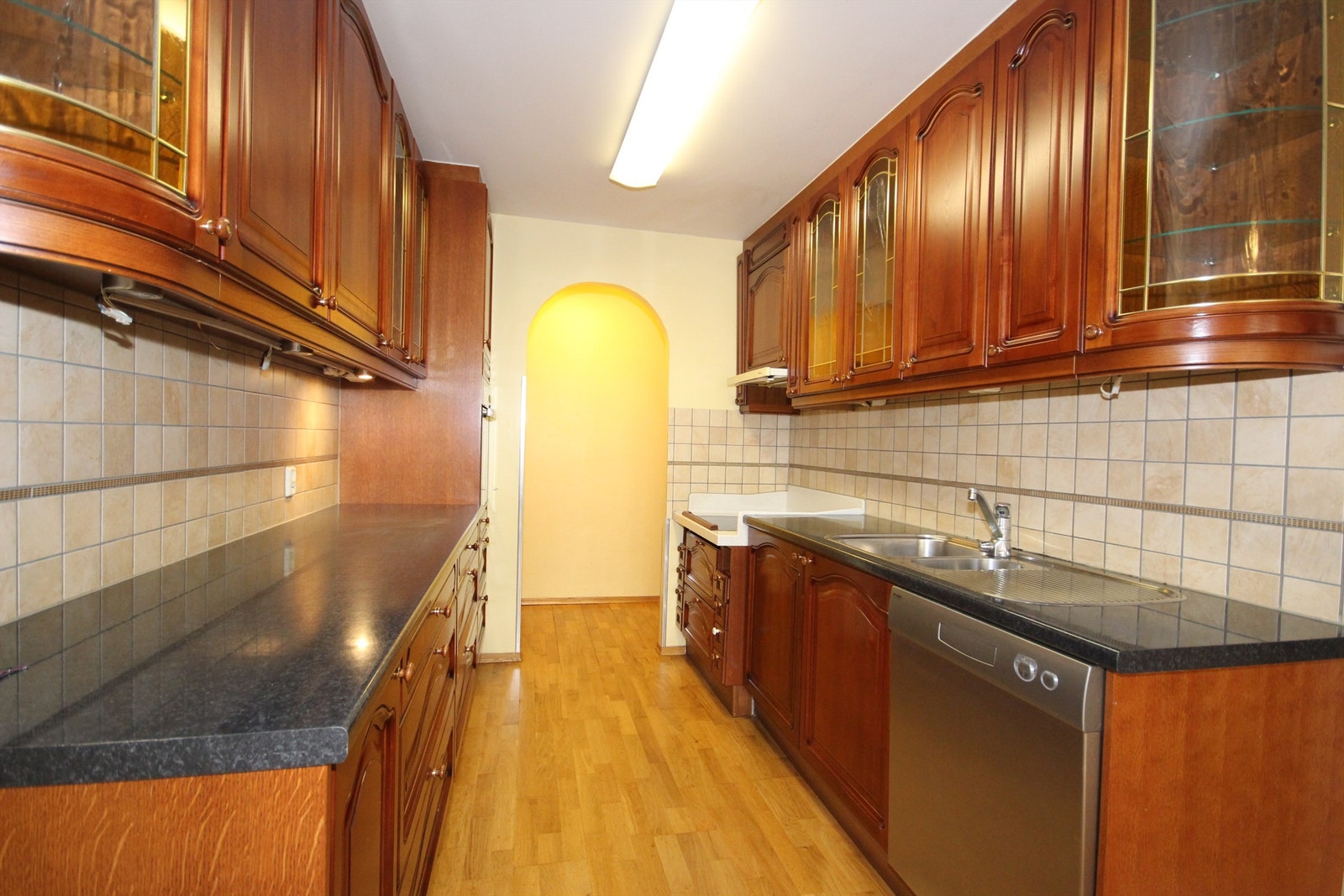 Kjøkken med hvitevarer. Galleribilde