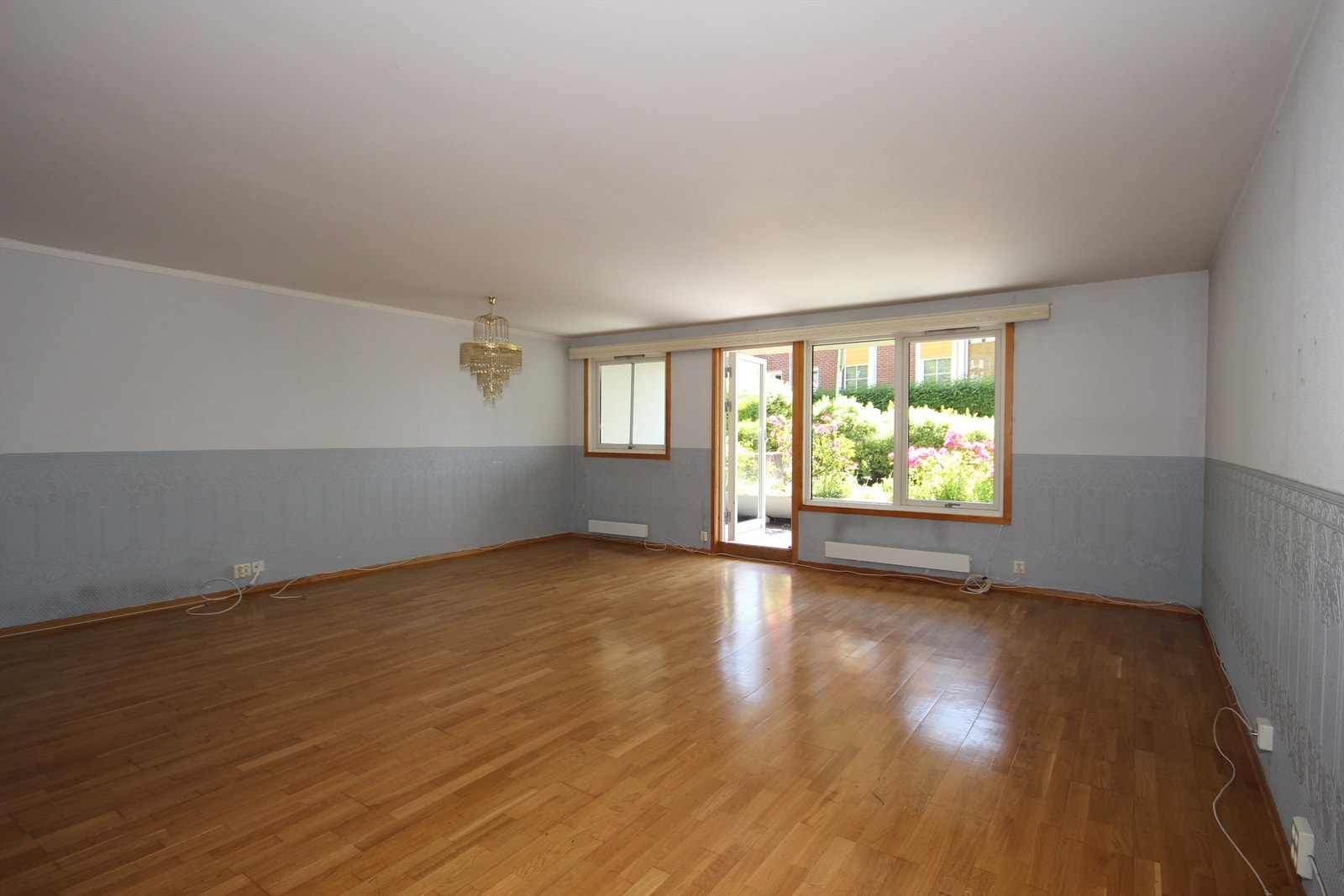 Stue med utgang til markterrasse. Leiligheten har blitt lysmalte i nyere tid. Galleribilde