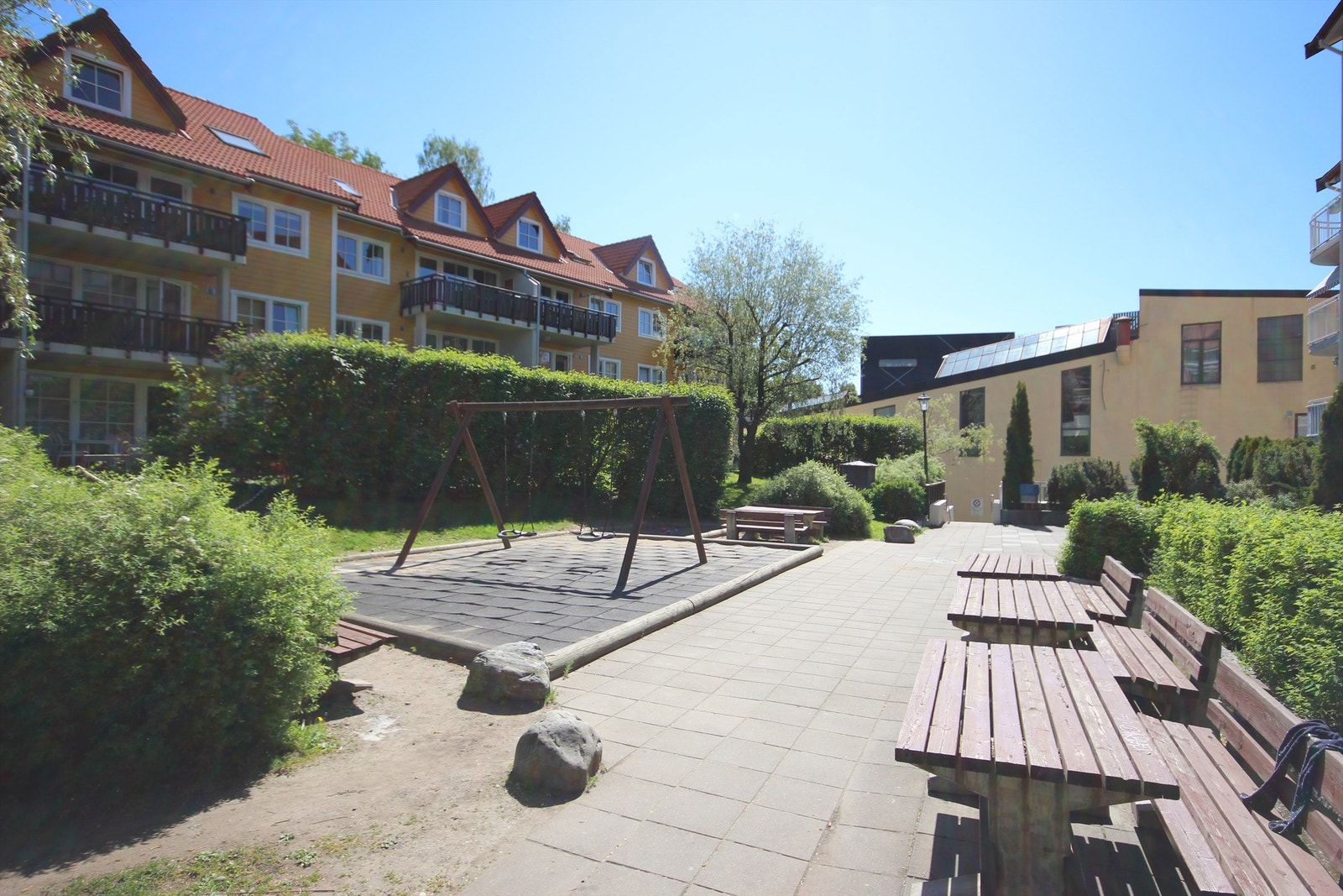 Hyggelig bakgård med lekeplass og sittegrupper. Galleribilde