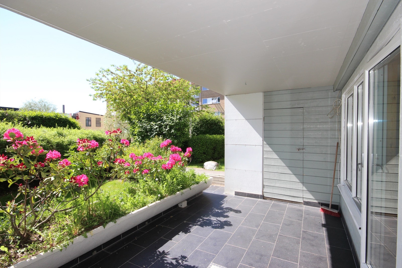 Velkommen til Gøteborggata 35 B - en stor 5-roms med 4 soverom, 2 bad, balkong og markterrasse. Ledig 01.10.2024 (eller etter avtale). Galleribilde