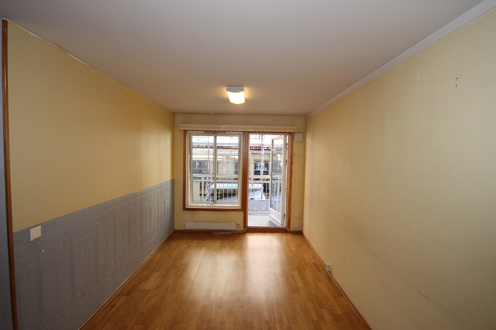 Soverom med utgang balkong. Lysmalt i dag. Galleribilde