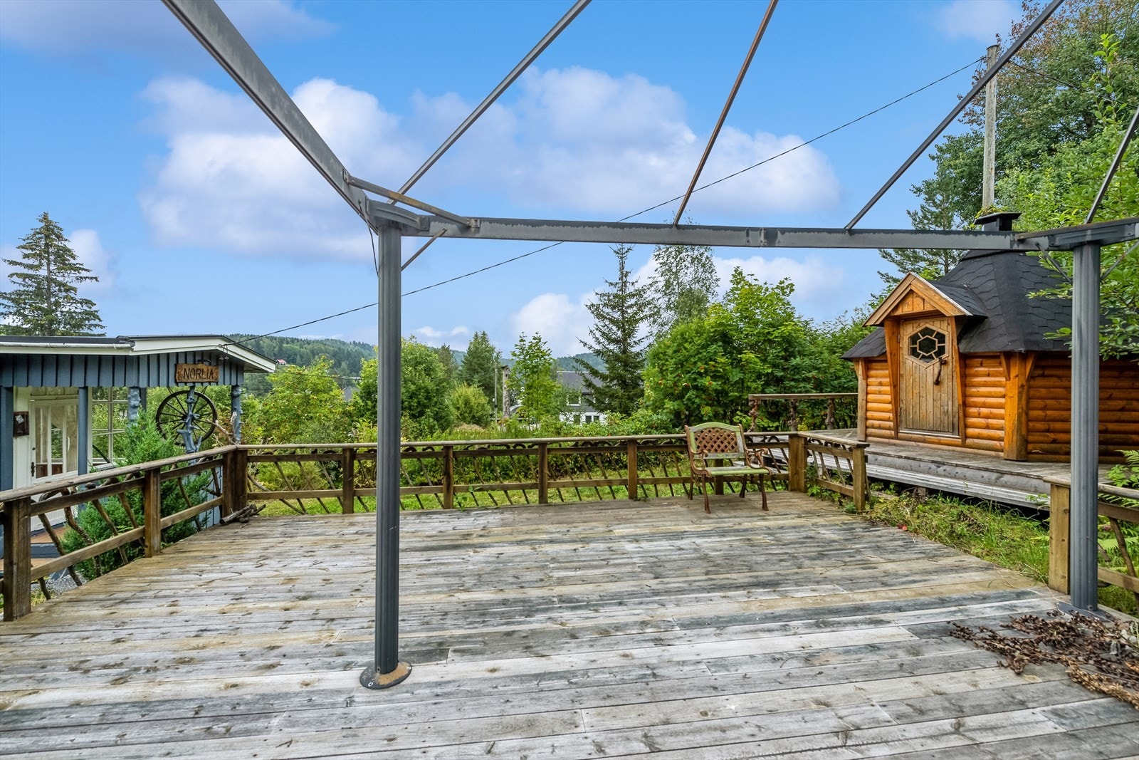 Stor terrasse ved siden av hytta. Paviljongen mangler trekk. Galleribilde
