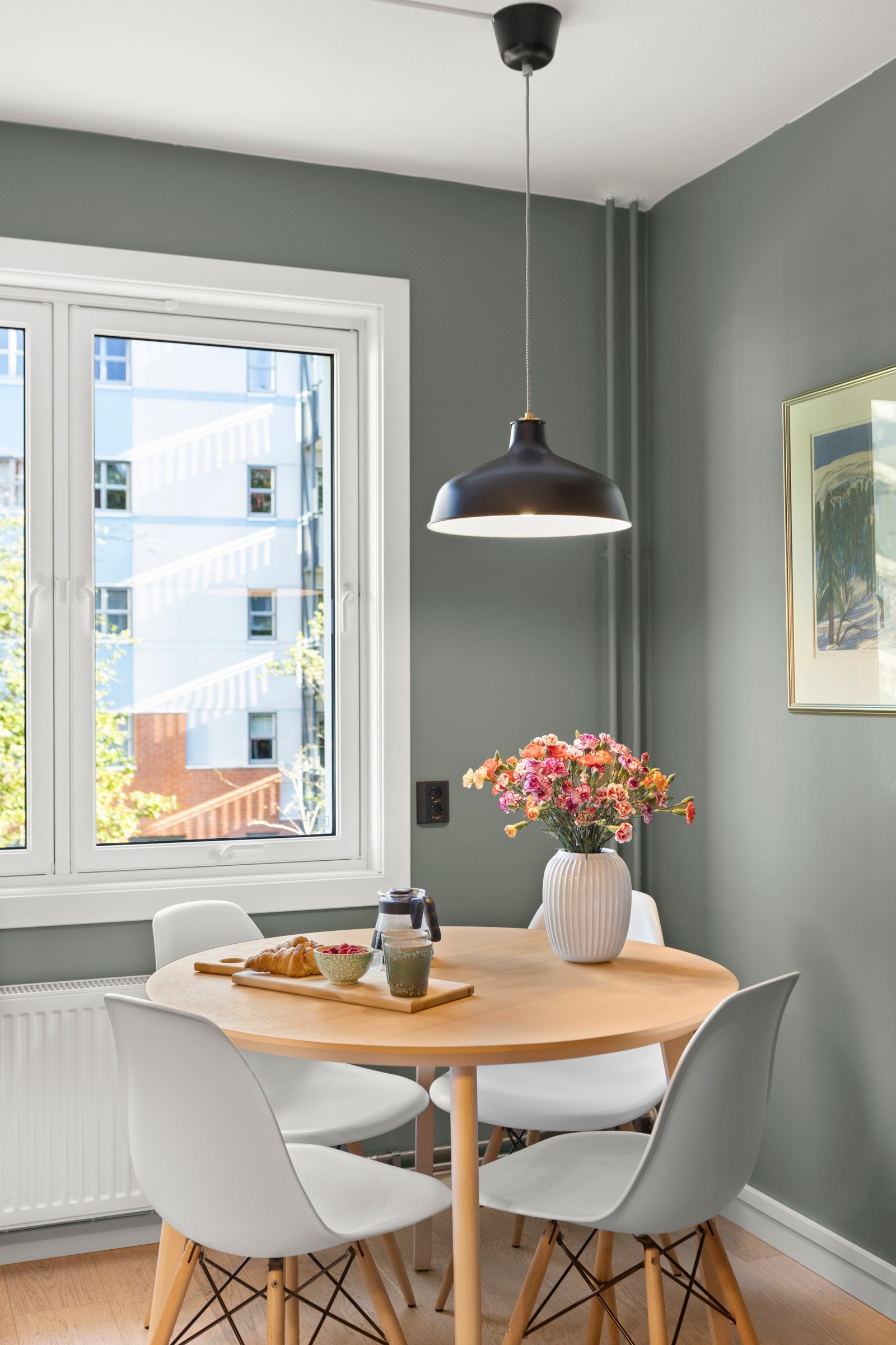 God plass til et hyggelig spisebord ved vinduet. Galleribilde