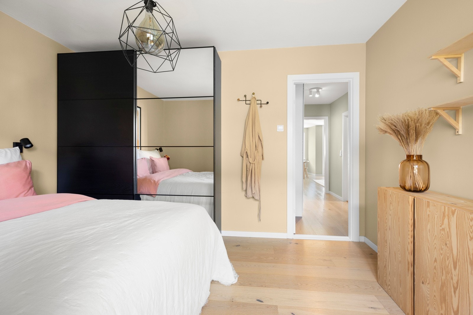 Rikelig oppbevaringsplass i stor skyvedørsgarderobe med speil. Galleribilde