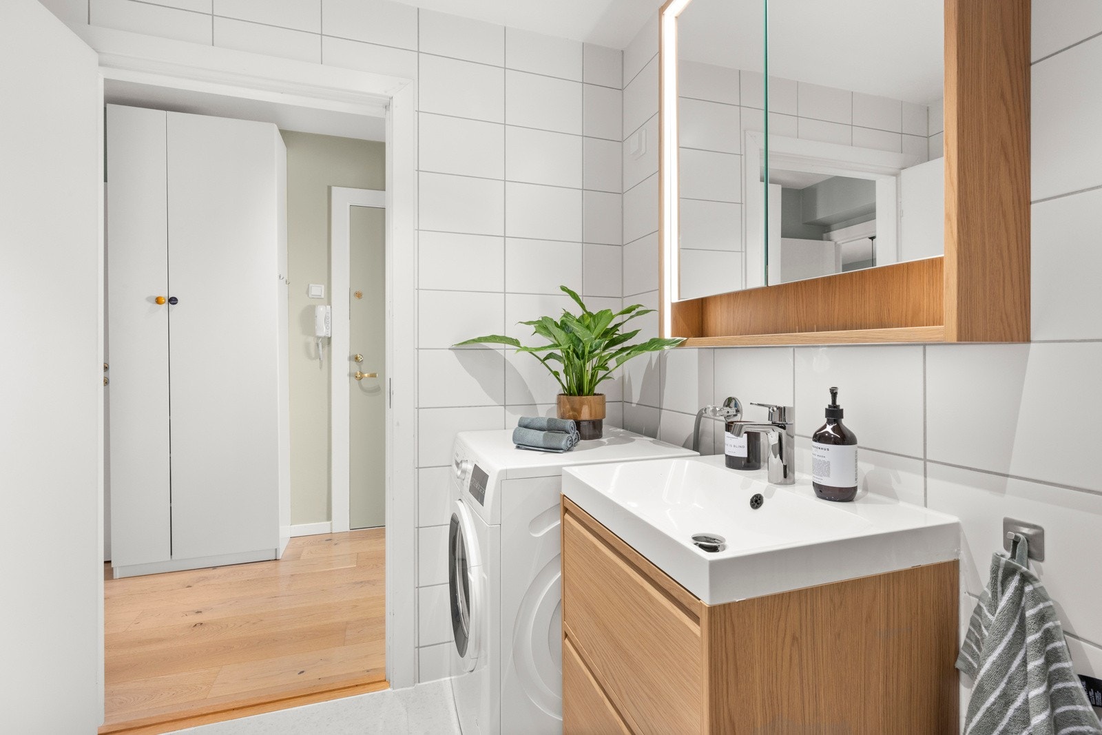 Videre innredet med dusjhjørne med innfellbare glassdører, vegghengt toalett, opplegg til vaskemaskin, downlights og gulvvarme. Galleribilde
