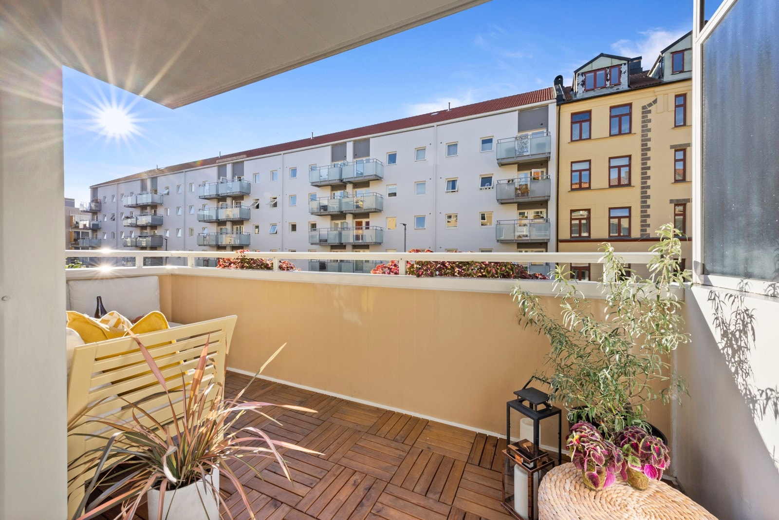 Fra stuen er det utgang til en solrik balkong med sol fra ca. klokken 15-19 på sommerstid. Galleribilde