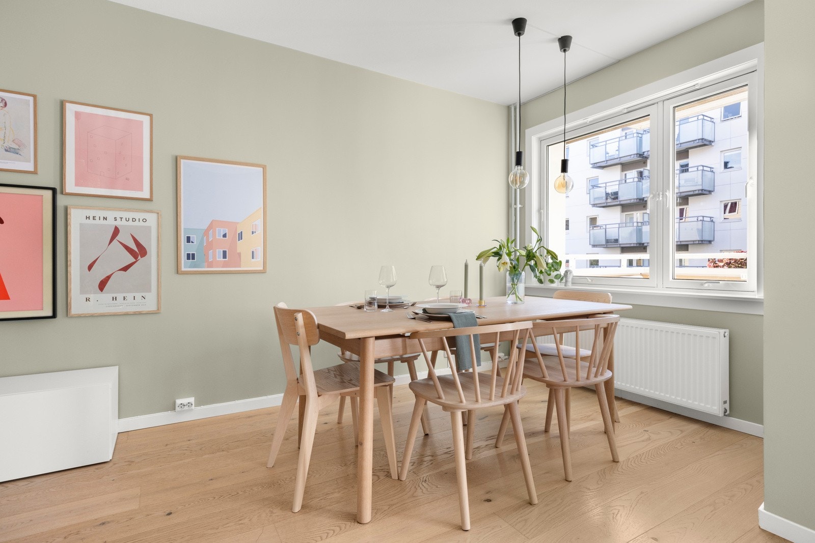 Stuen har gode møbleringsmuligheter med plass til sofagruppe med tilhørende møblement, tv-seksjon og spisebord. Galleribilde