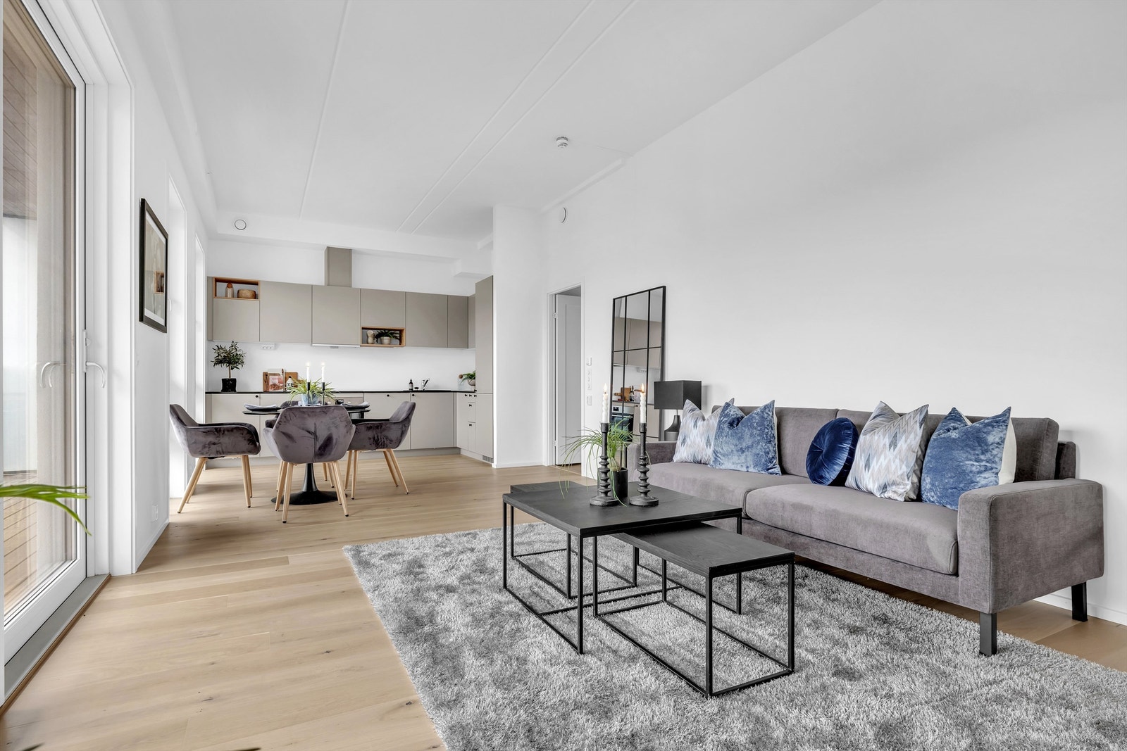 Stue og kjøkken ligger i er i moderne stue/kjøkken løsning. Galleribilde