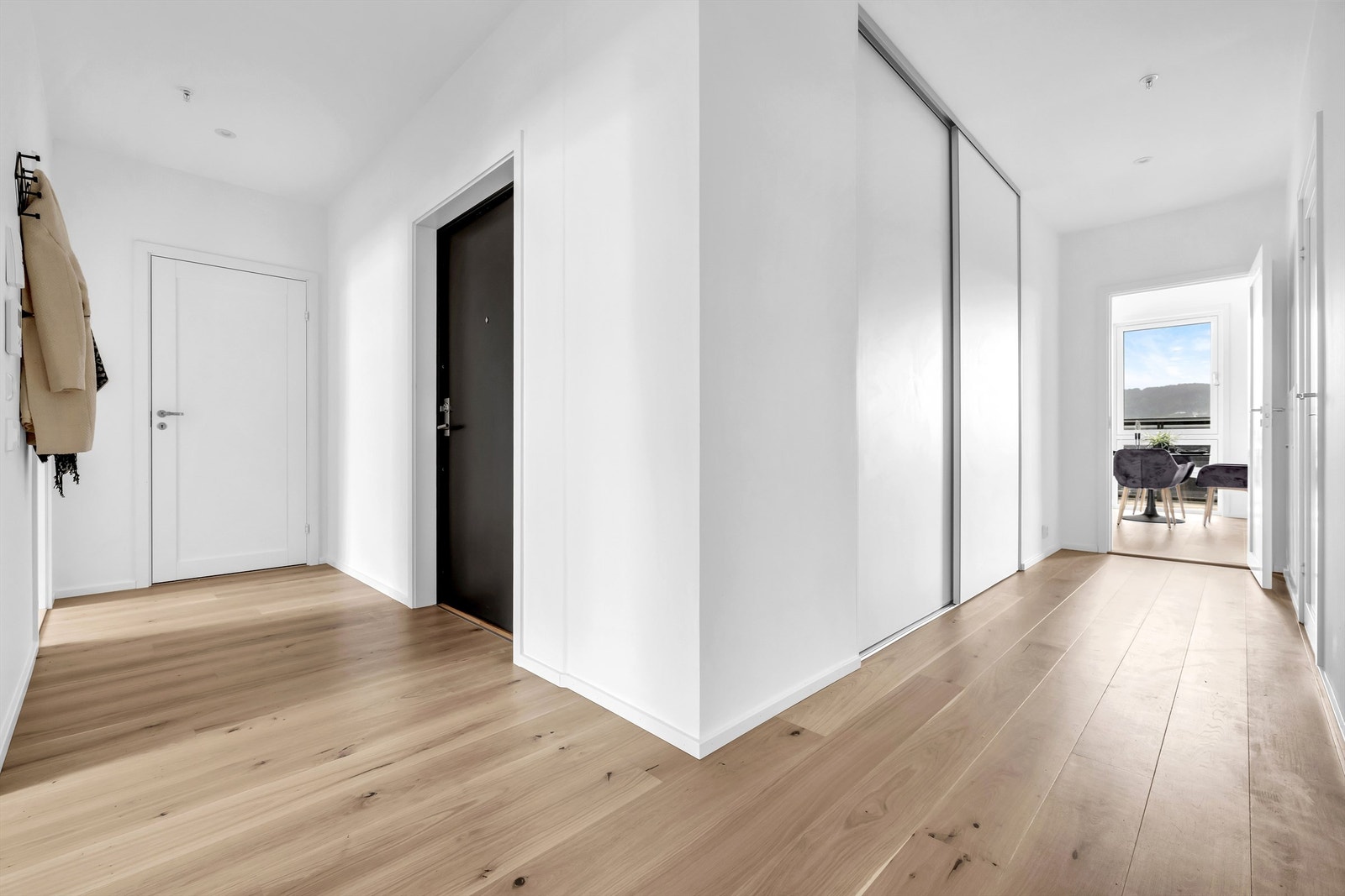 Leiligheten ønsker deg velkommen med en romslig entré hvor det er god plass til oppbevaring av sko og yttertøy. Galleribilde