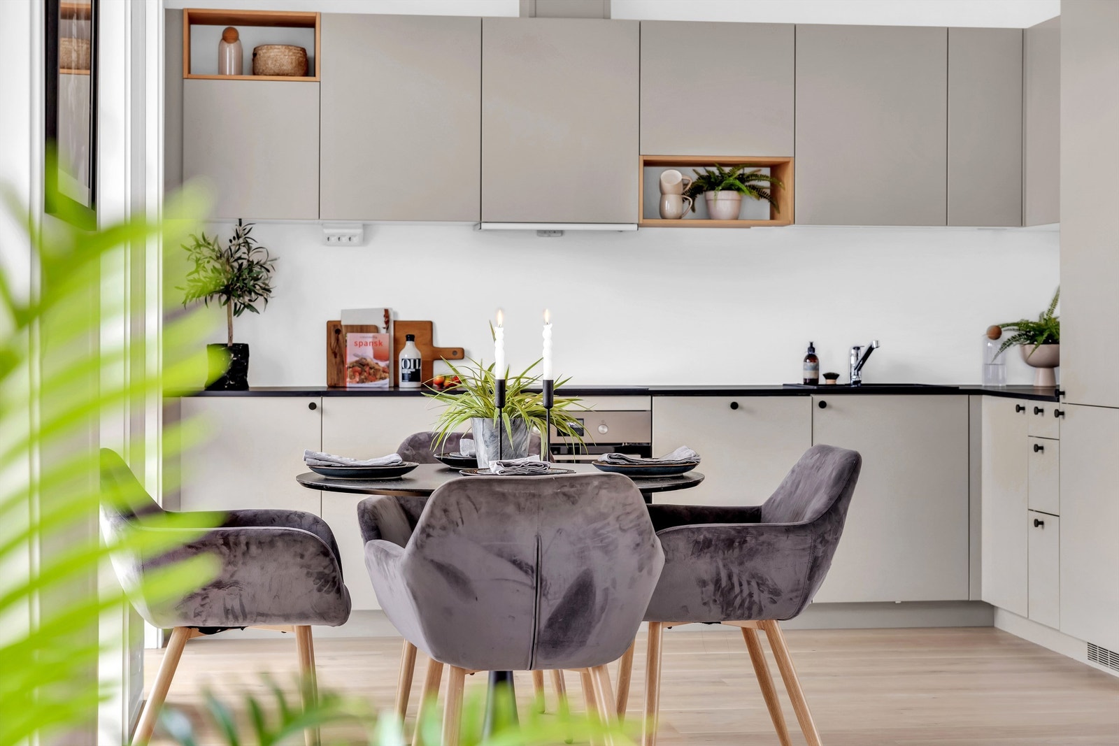 Den gråfargen gjør at ditt kjøkken skiller seg ut fra mengden av klassiske, hvite kjøkken, og bringer varme og hygge inn i boliginnredningen. Galleribilde