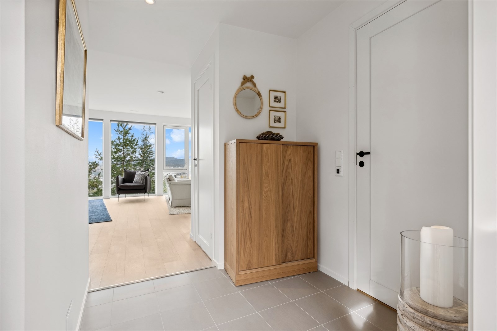 Det er mulighet for ytterliggere skapplass, kommode eller tilsvarende møblement. Galleribilde