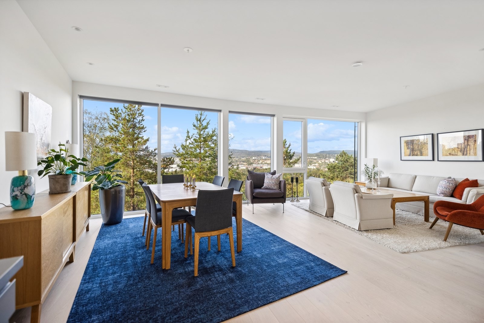 Rommet har store vindusflater som slipper inn rikelig med naturlig lys, og gir en fantastisk utsyn over Oslo by. Galleribilde