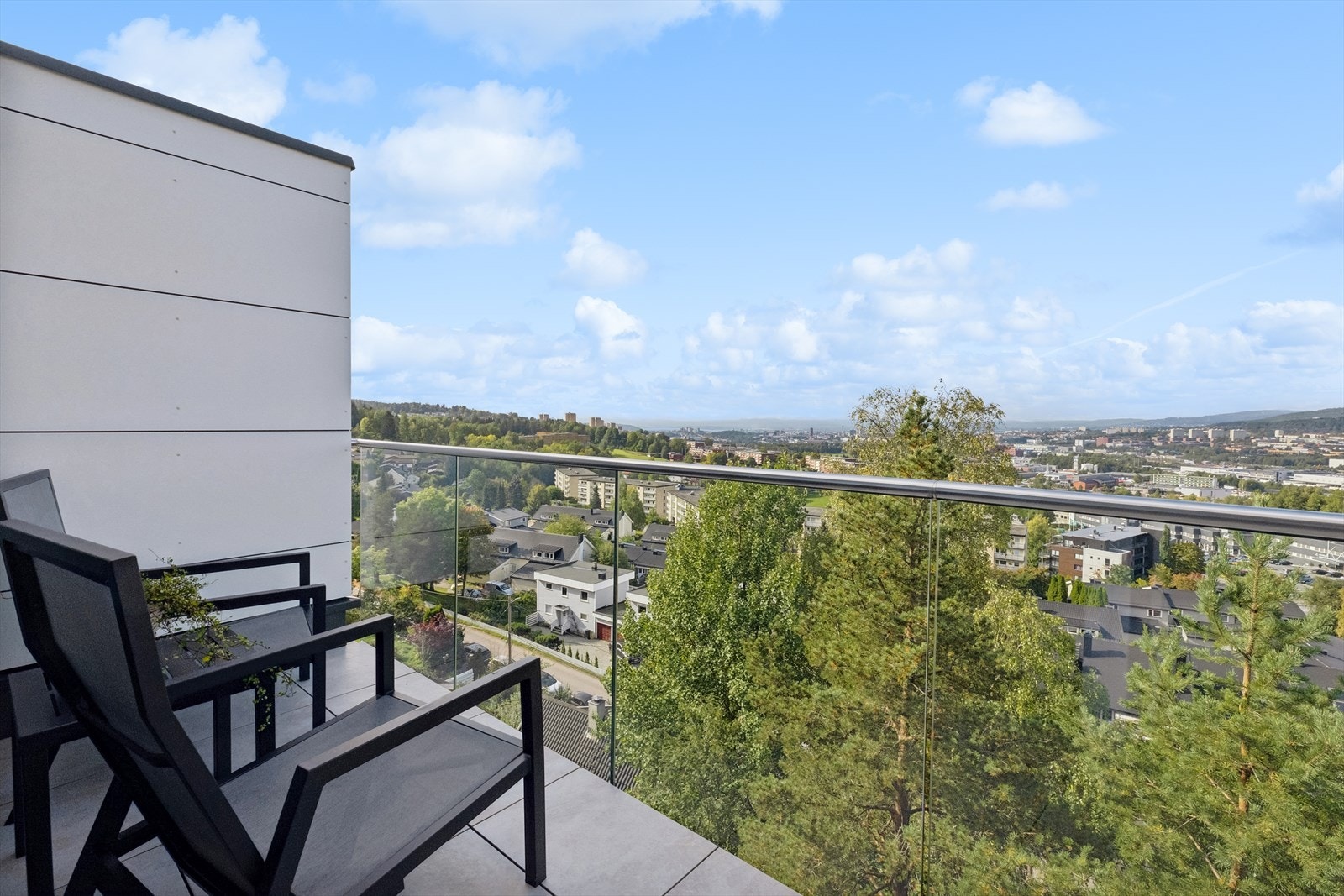 Fra loftsstua har du adgang til en nydelig vestvendt balkong på 6 kvm. På sommerhalvåret har du sol på verandaen fra klokken ca. kl. 13-14 og til solen går ned på kvelden. Her kan du virkelig nyte en fantastisk solnedgang. Galleribilde