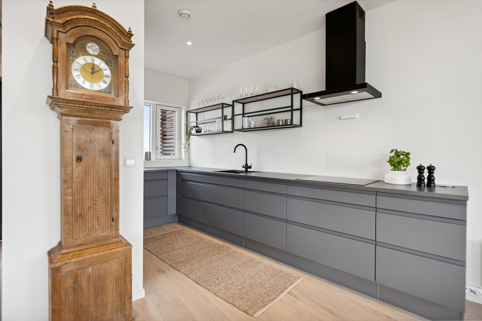 Kjøkkenet er funksjonelt utformet med god skap- og benkplass som gjør det enkelt å tilberede hvert måltid. Galleribilde