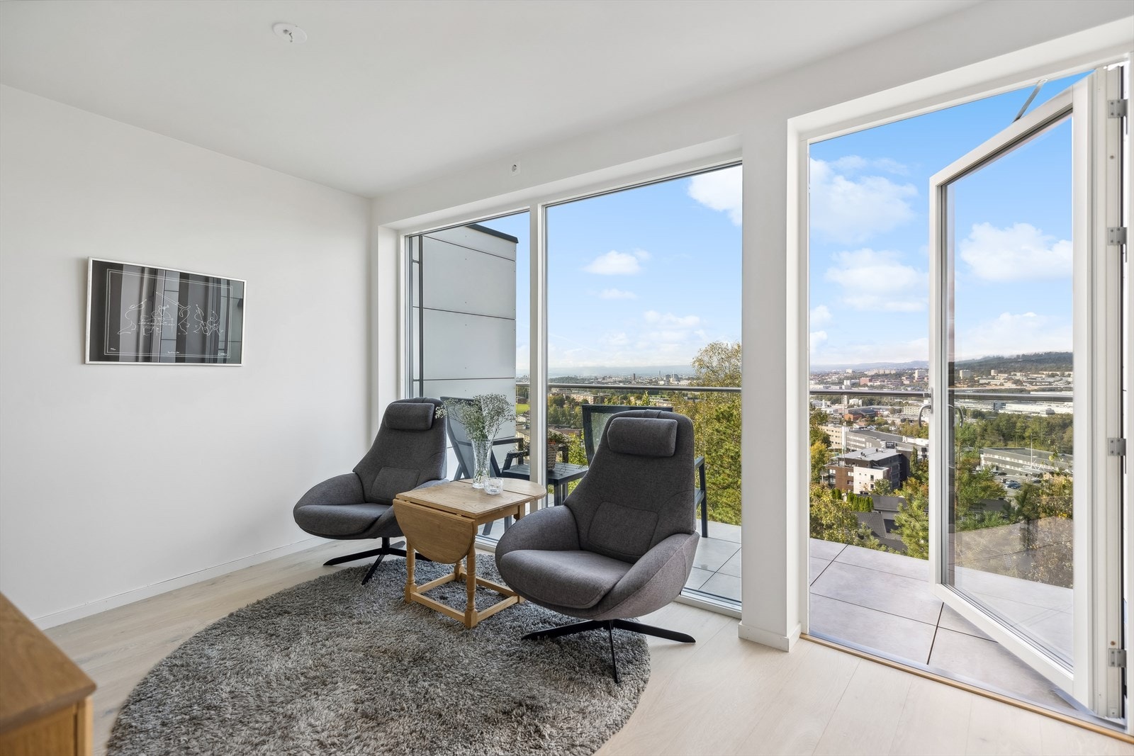 Leiligheten byr på en loftsstue i boligens 2.etasje, med store vindusflater som skaper en herlig atmosfære i leiligheten. Galleribilde