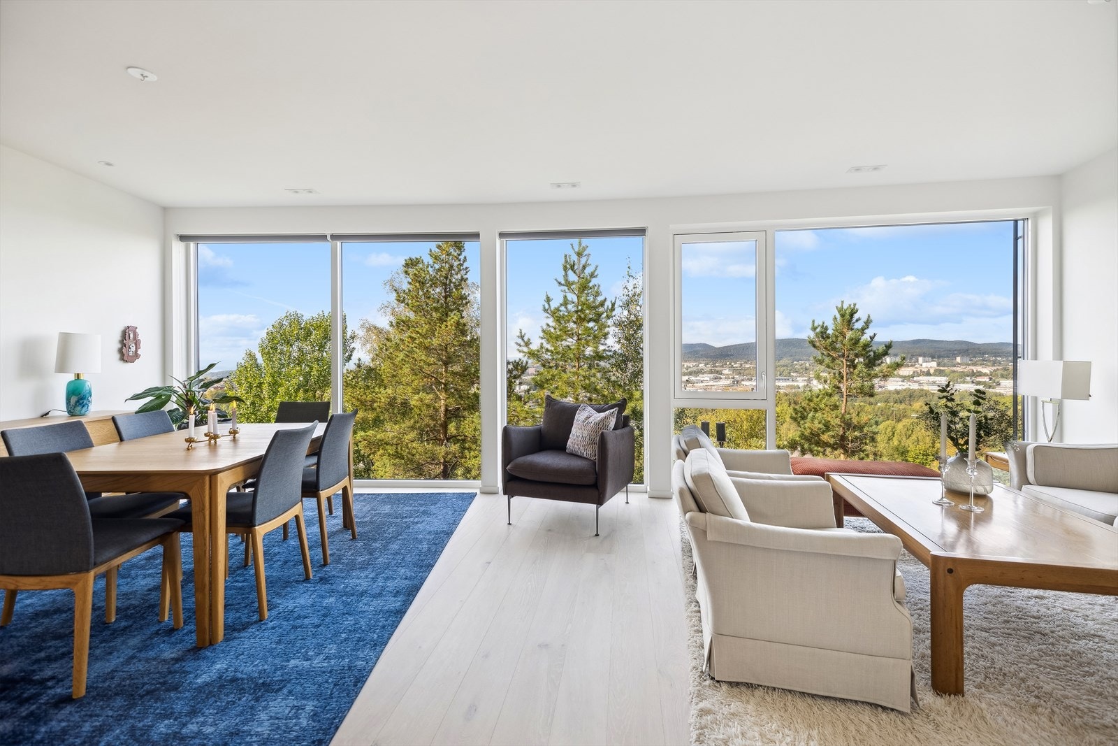 Delikat og romslig stue med gode møbleringsmuligheter, her har du plass til sofagruppe, mediebenk og annet nødvendig møblement. Galleribilde