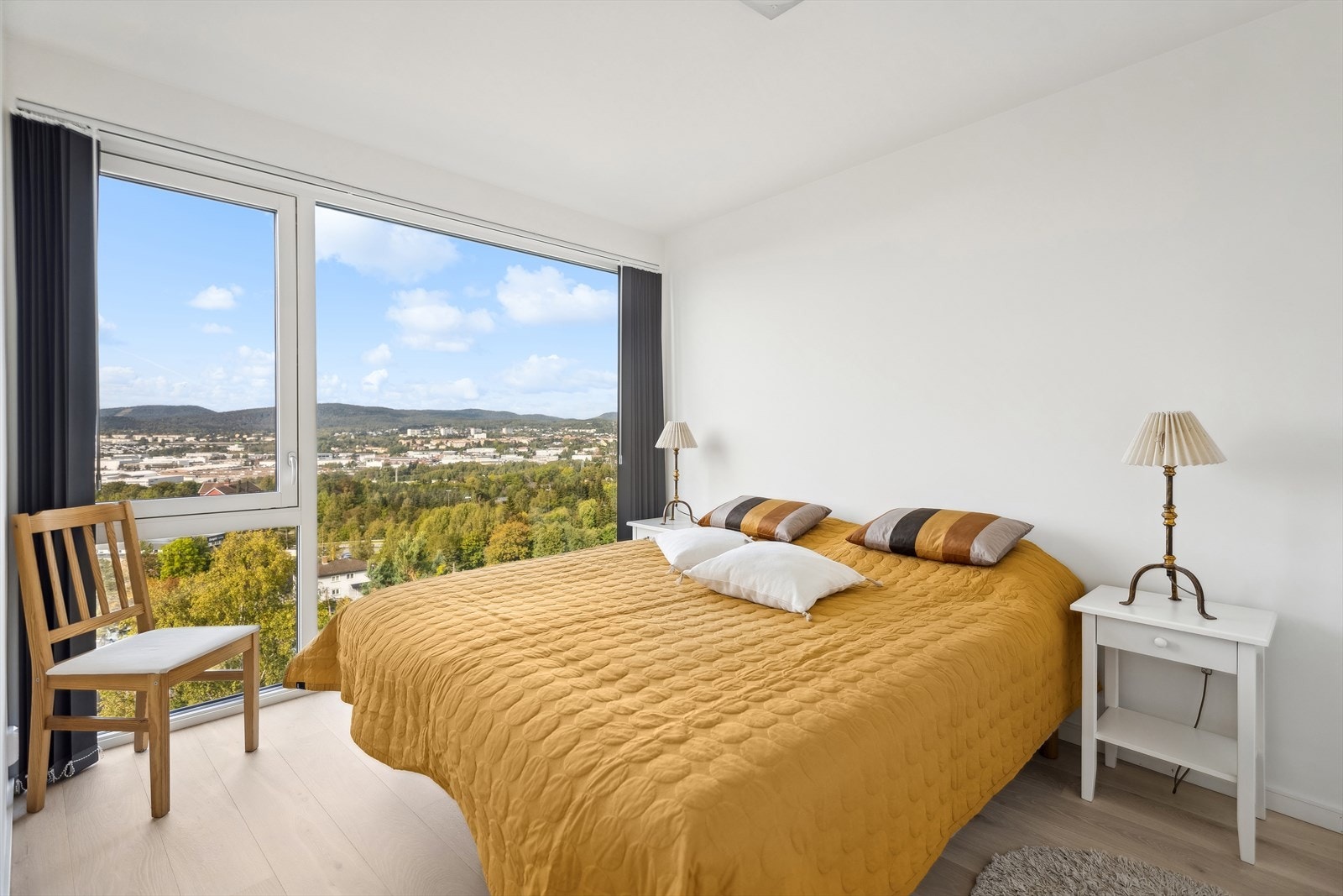 Boligens hovedsoverom er god størrelse med plass til en dobbeltseng, nattbord og annet nødvendig møblement. Galleribilde