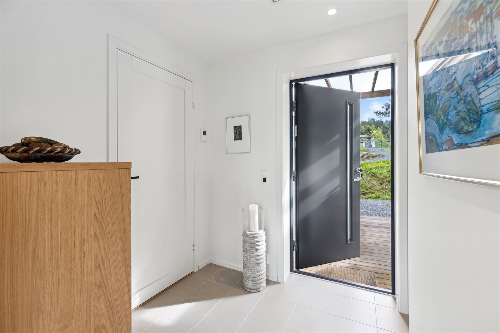 Du ønskes velkommen inn i en lys og innbydende entré med downlights i himling. Galleribilde