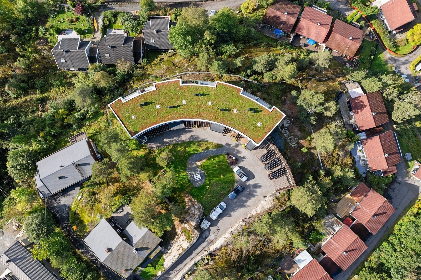 På taket av boligen har vi Sedumtak. Sedumtak kan redusere overvann, gi renere luft, samle CO2 og bidra til biologisk mangfold. Galleribilde