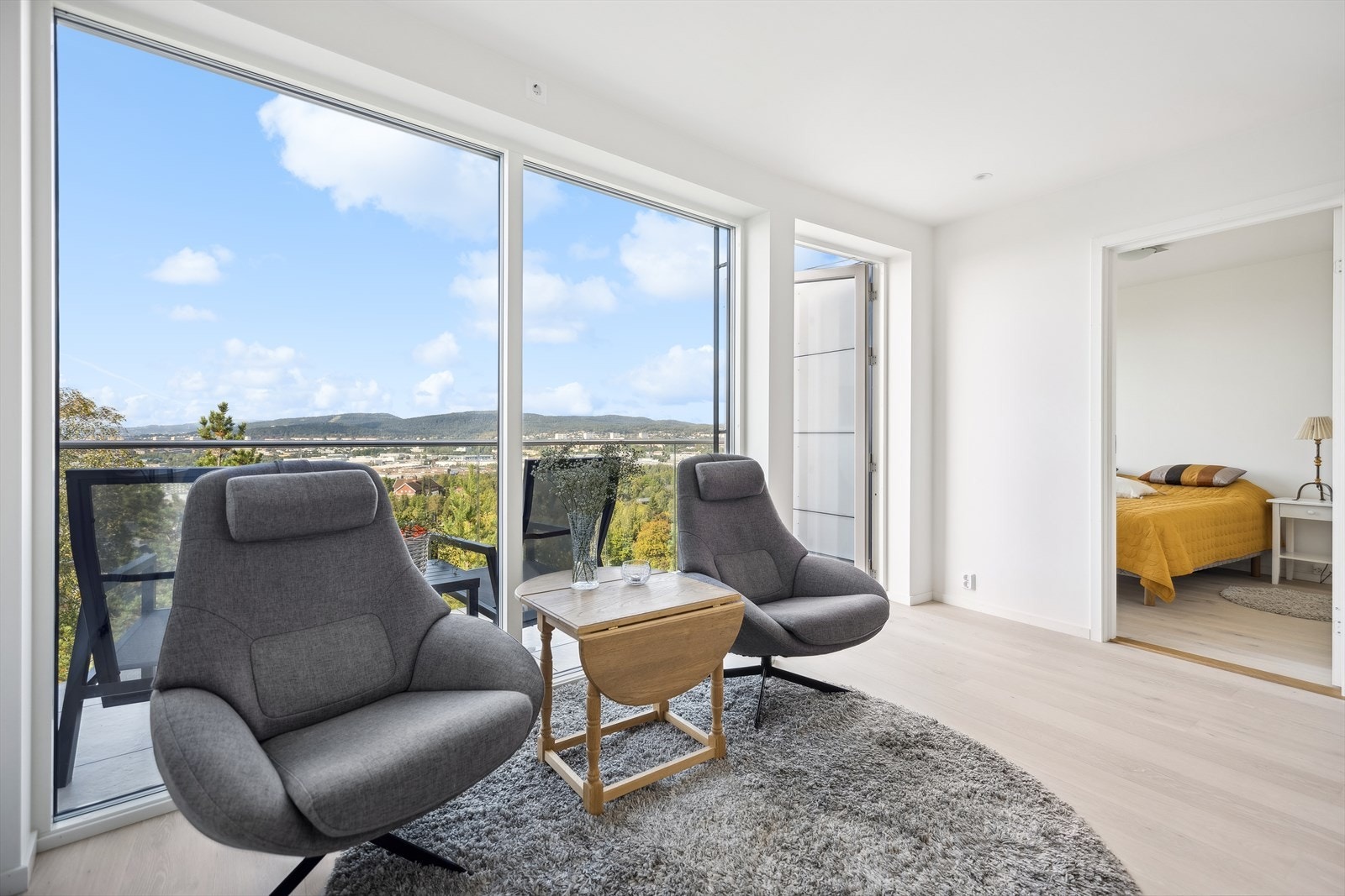 Rommet gir en flott utsikt og er perfekt som et ekstra oppholdsrom. Galleribilde