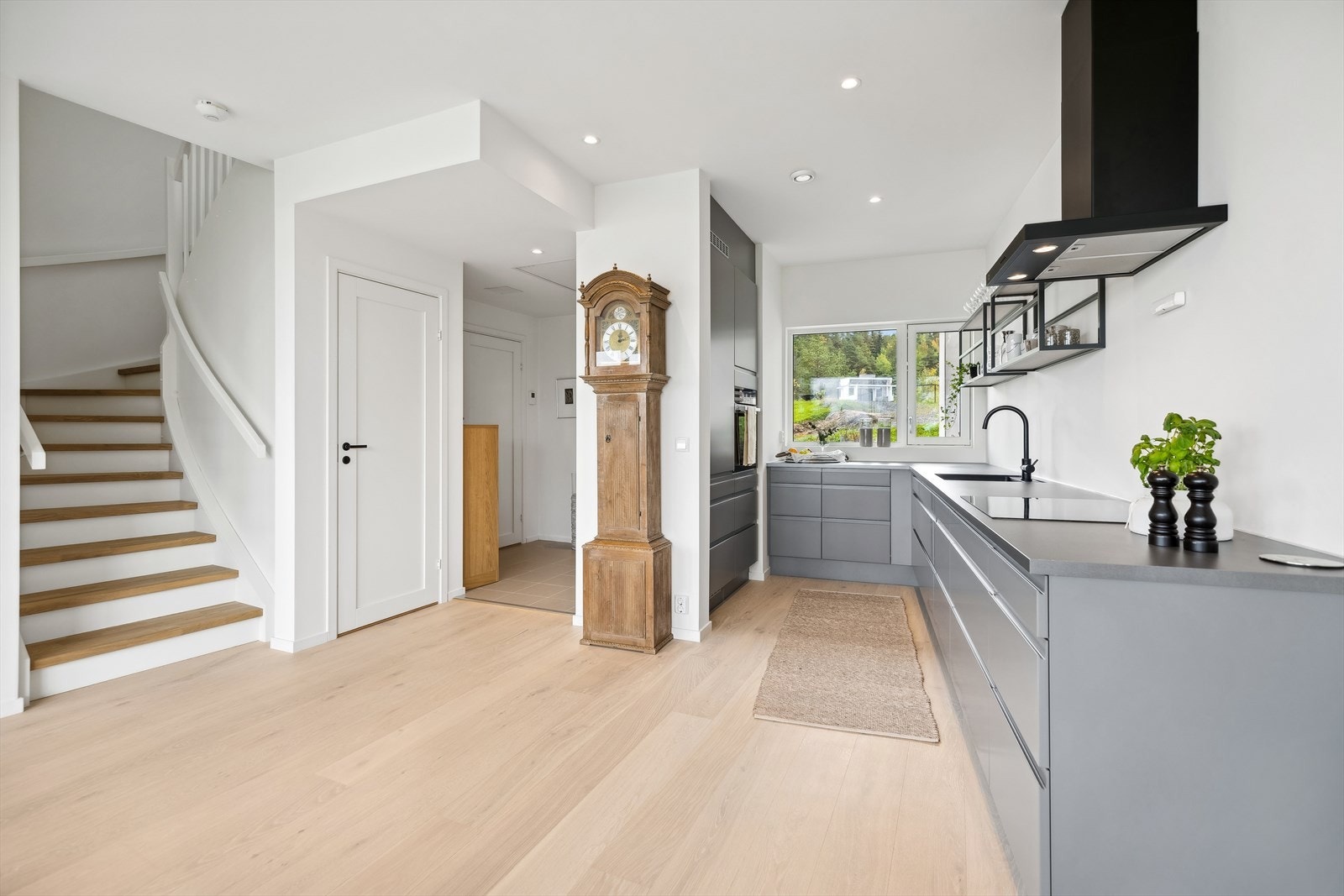 Pent HTH "Next Grå" kjøkken i åpen løsning mot stuen. Galleribilde