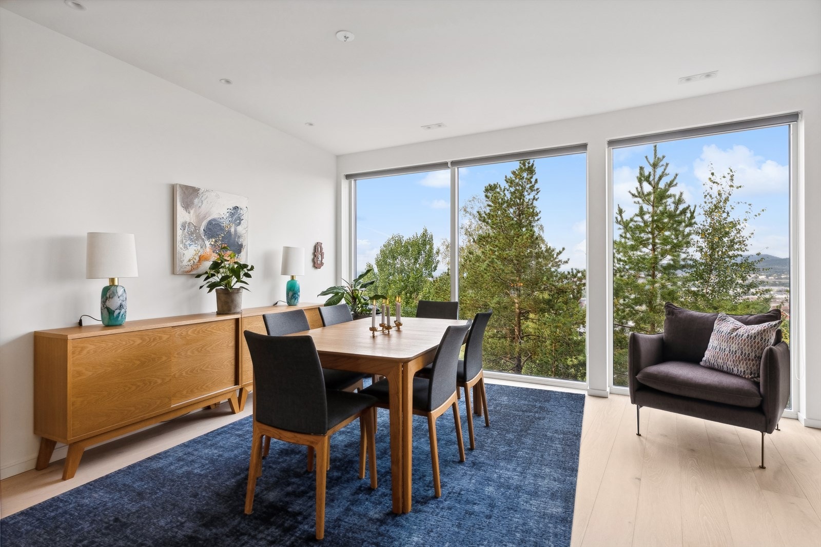 Spiseområdet føles som et behagelig sted til lange, hyggelige måltider og gode samtaler. Galleribilde