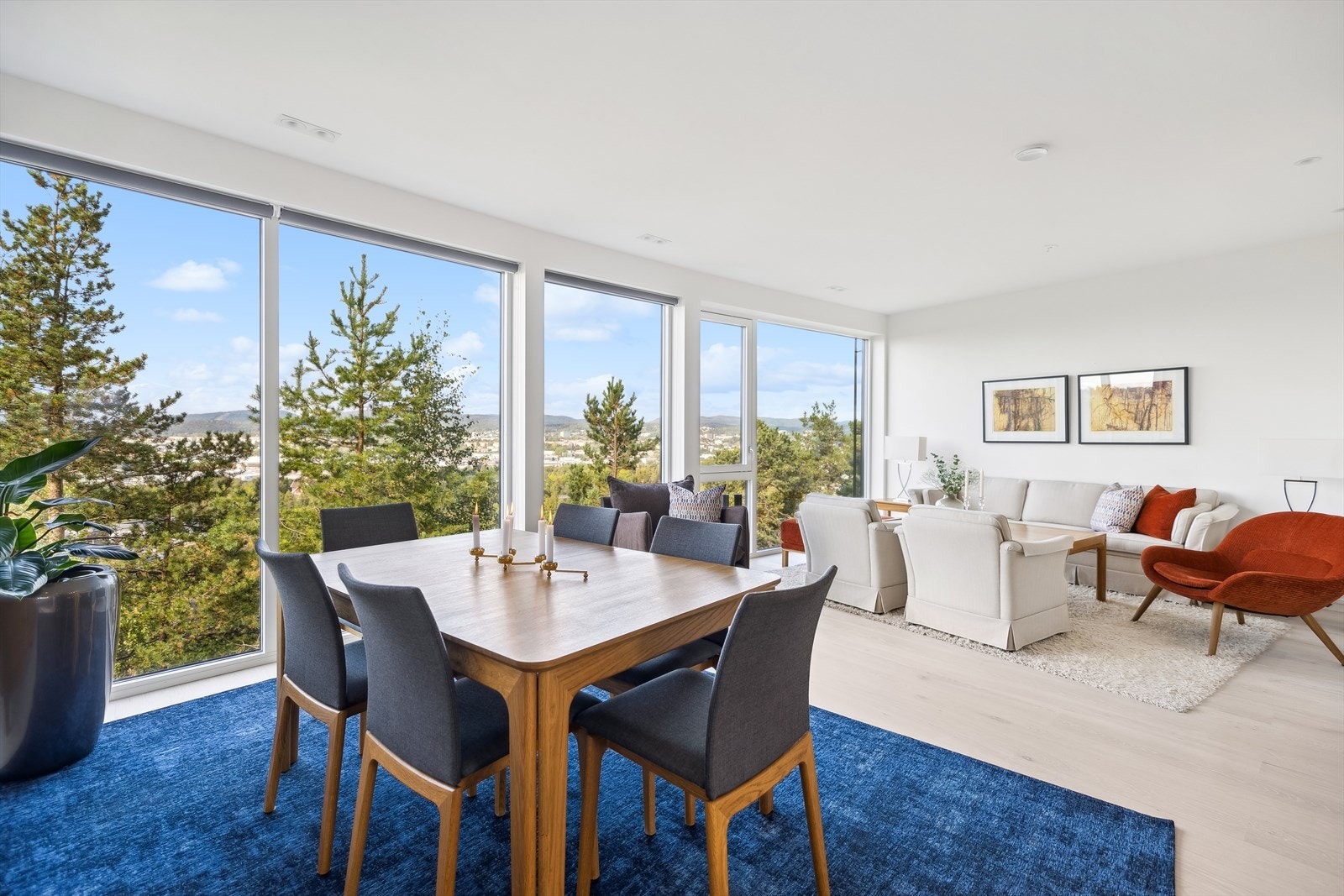 I forbindelse med stuevinduene er det montert elektriske fjernbetjente persienner på deler av vindusflatene, som gjør at du får solskjerming på hele stua. Her har du både innvendig og utvendig solskjerming. Galleribilde