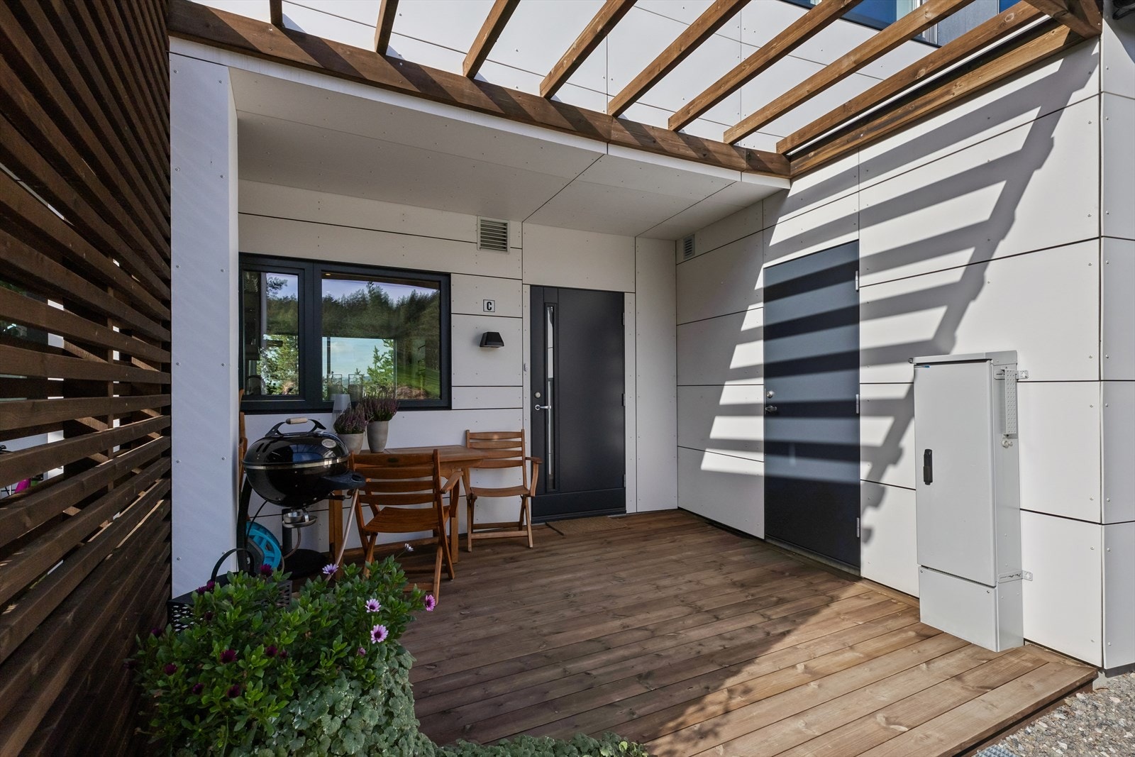 På boligens inngangsside er det etablert en fin terrasse på 11 m² i treprodukter fra Møre Royal. Galleribilde