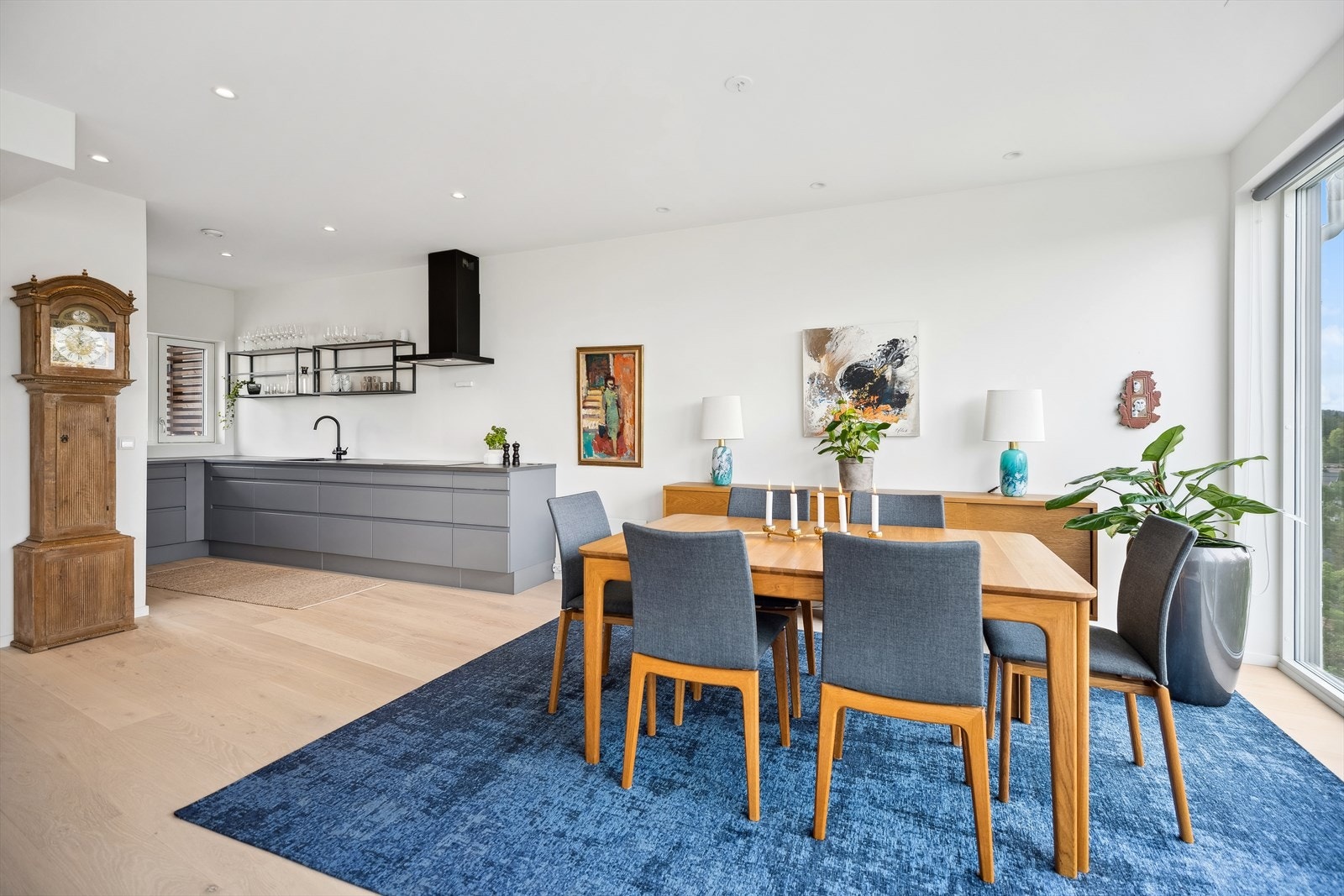 Den praktiske planløsningen gir deg også mulighet til å være sosial også under kokkeleringen. Galleribilde