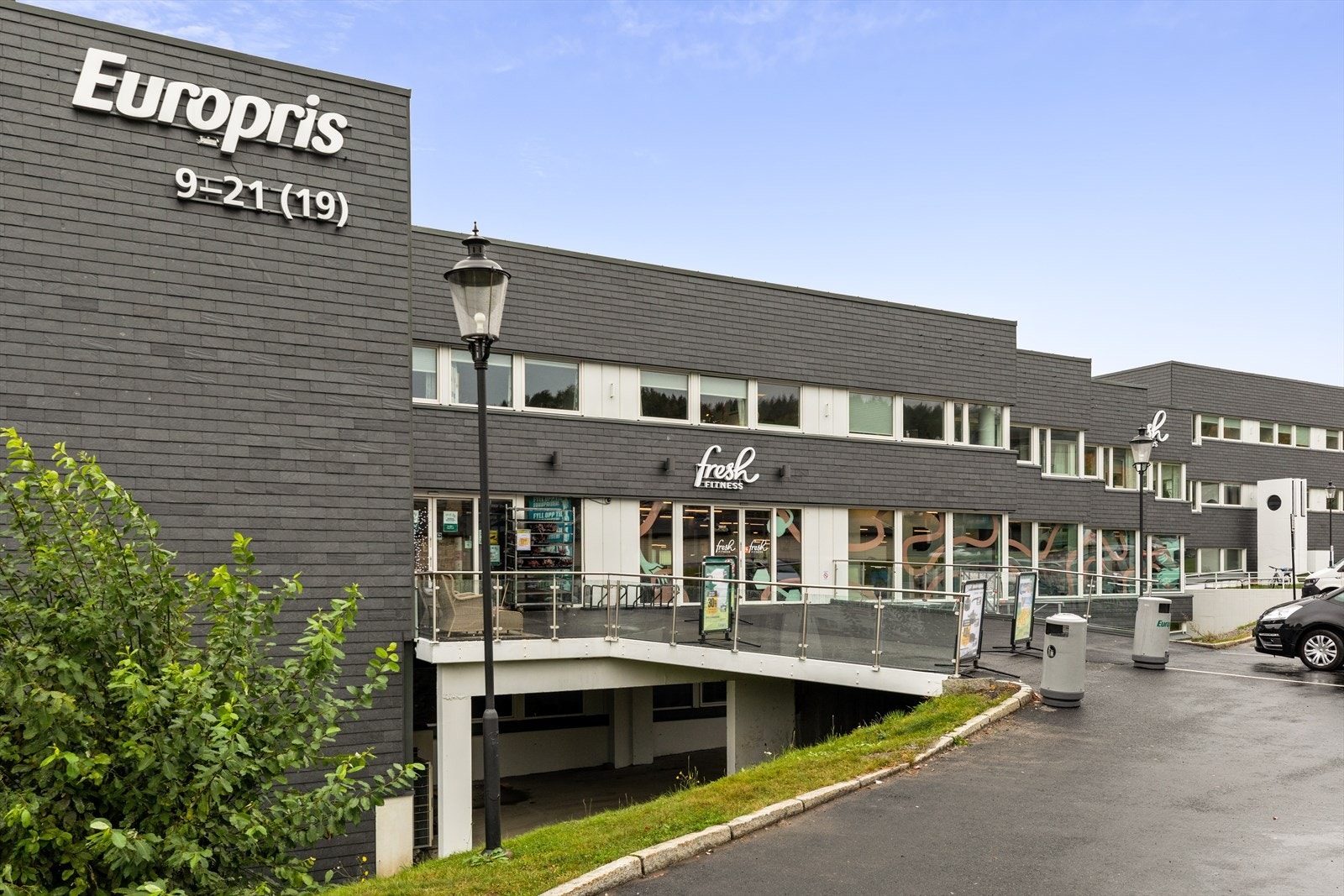 Innenfor ca. 6 minutters gangavstand kan du gjøre dine dagligvareinnkjøp hos Kiwi Jerikoveien. Her har du også tilgang til Europris og Fresh Fitness. Galleribilde