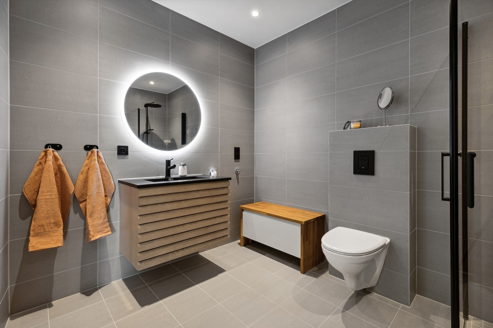 Delikat flislagt baderom med gulvvarme, downlights i himling og innredning fra HTH. Galleribilde