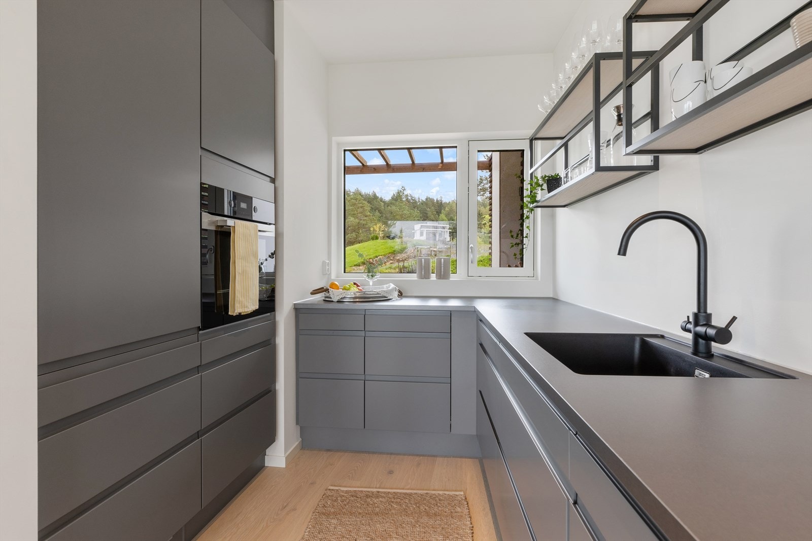 Med leiligheten følger følgende høykvalitets hvitevarer fra Miele: induksjons koketopp, sort avtrekksvifte med kanal ut, stekeovn med et mangfold funksjoner, oppvaskmaskin, kombinert kjøle-/fryseskap - alt er selvsagt integrert i kjøkkeninnredningen. Galleribilde