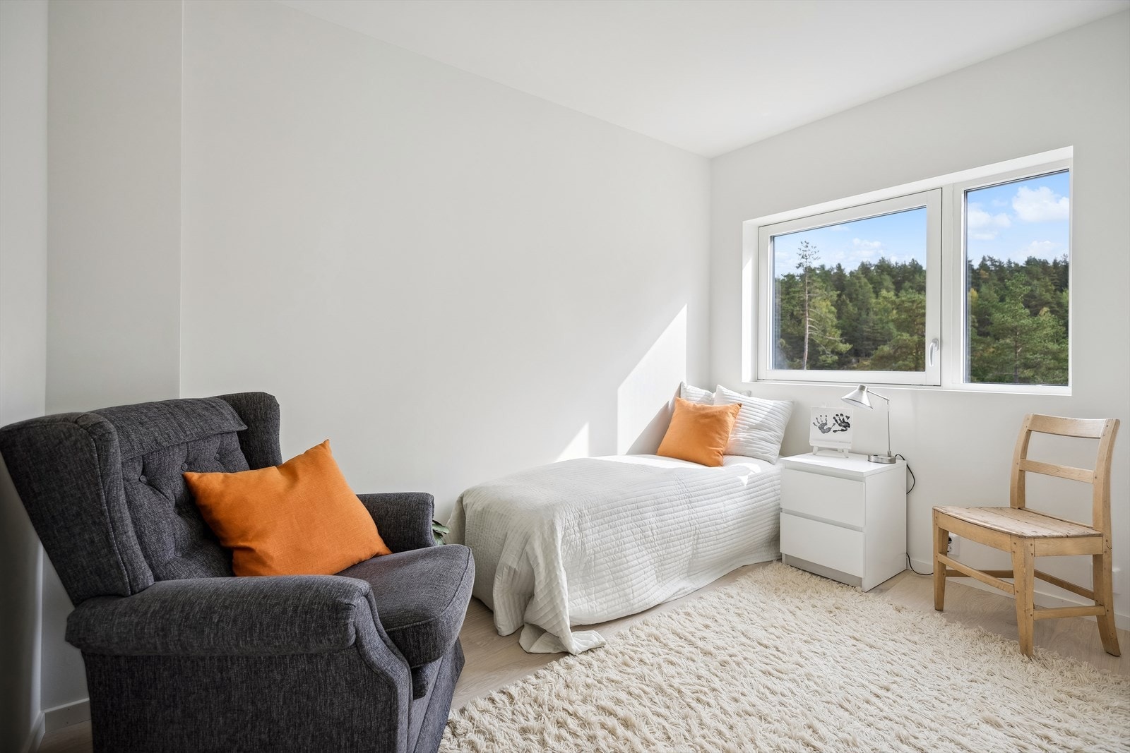 Soverom II er noe mindre i størrelse med plass til seng og annet tilhørende soveromsmøblement. Galleribilde