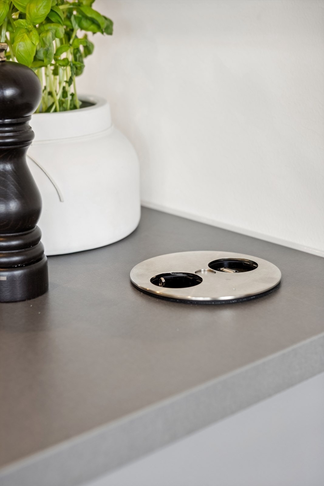 I benkeplaten er det nedfelt/skjult pop-up modul med USB/el. uttak. Galleribilde