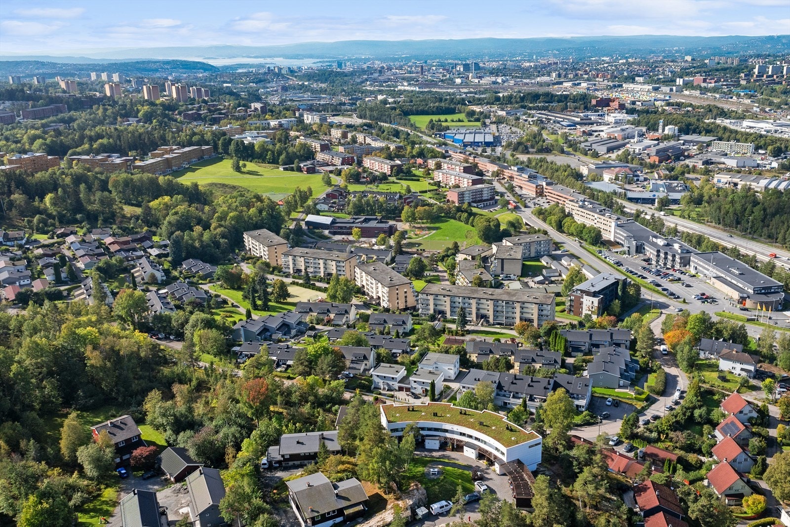 Eiendommen ligger solrikt til på en høyde med panorama utsikt over by og fjord. Galleribilde