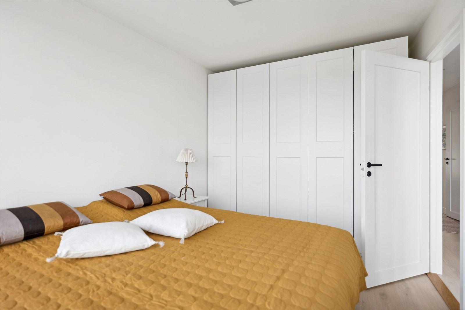 Du har også plass til et garderobeskap fra vegg til vegg, som optimaliserer lagringsplassen. Galleribilde