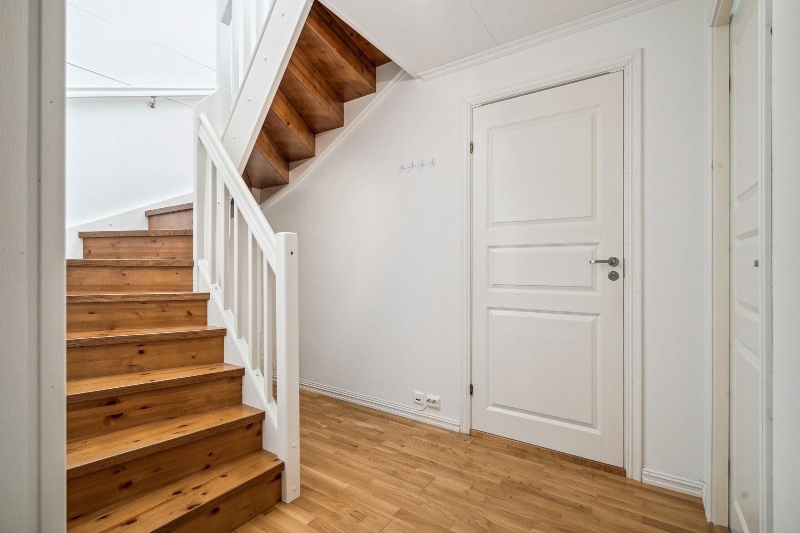 Lys og pen trappegang, ønskes du mindre glatte trinn, foreslår vi klassisk Sisalteppe. Galleribilde