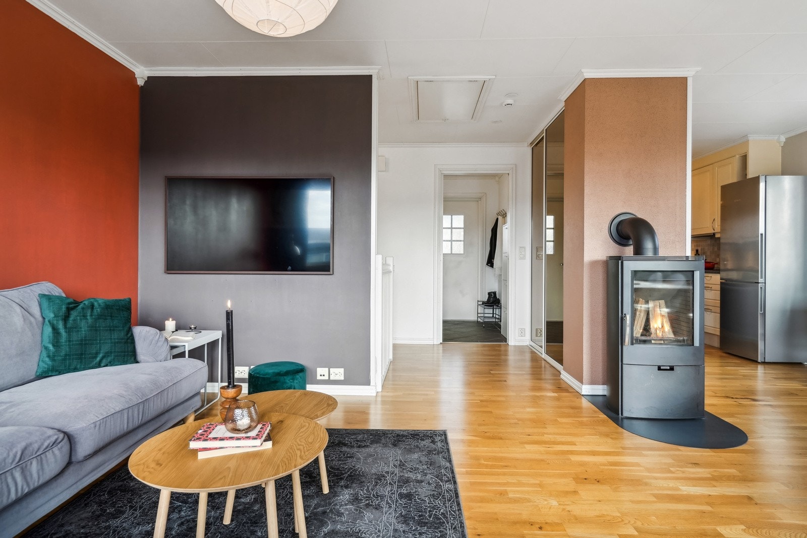 Stua har naturlig inndeling for sofagruppe og spisegruppe, men også muligheter for andre møbleringsmuligheter. Galleribilde