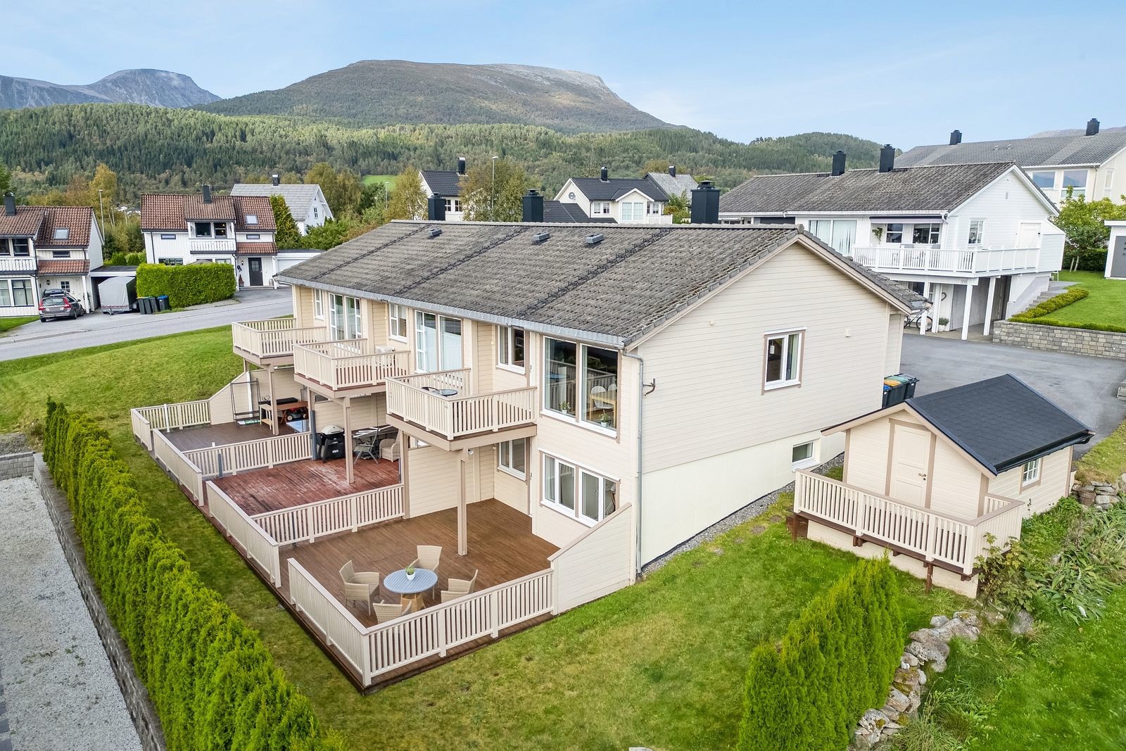 Tennfjordneset 112, enderekkehus med tilhørende frittstående bod Galleribilde