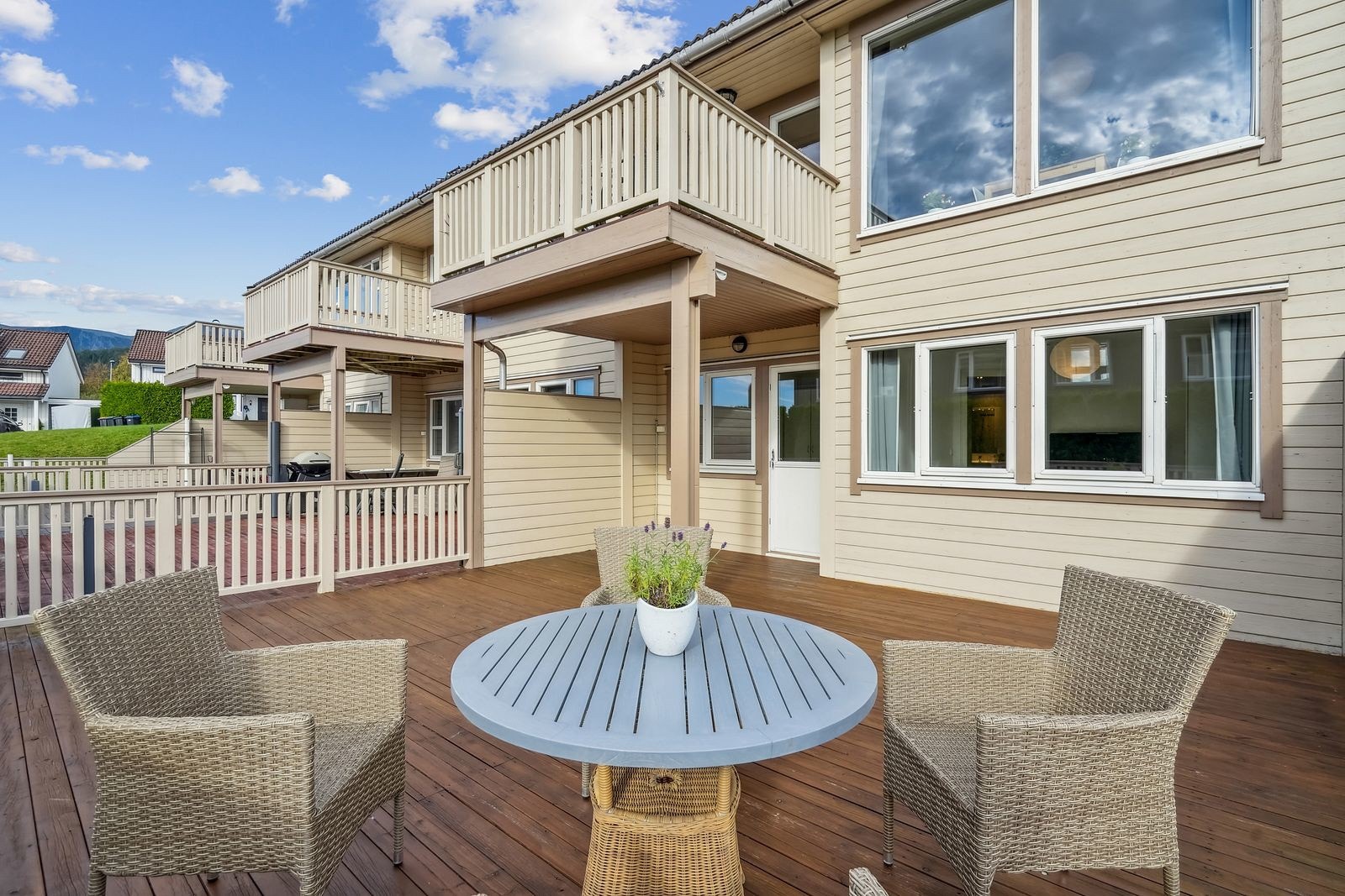 Vil du sitte oppe på verandaen, eller nede på terrassen ? Terrassen er for øvrig på hele 37 kvm Galleribilde