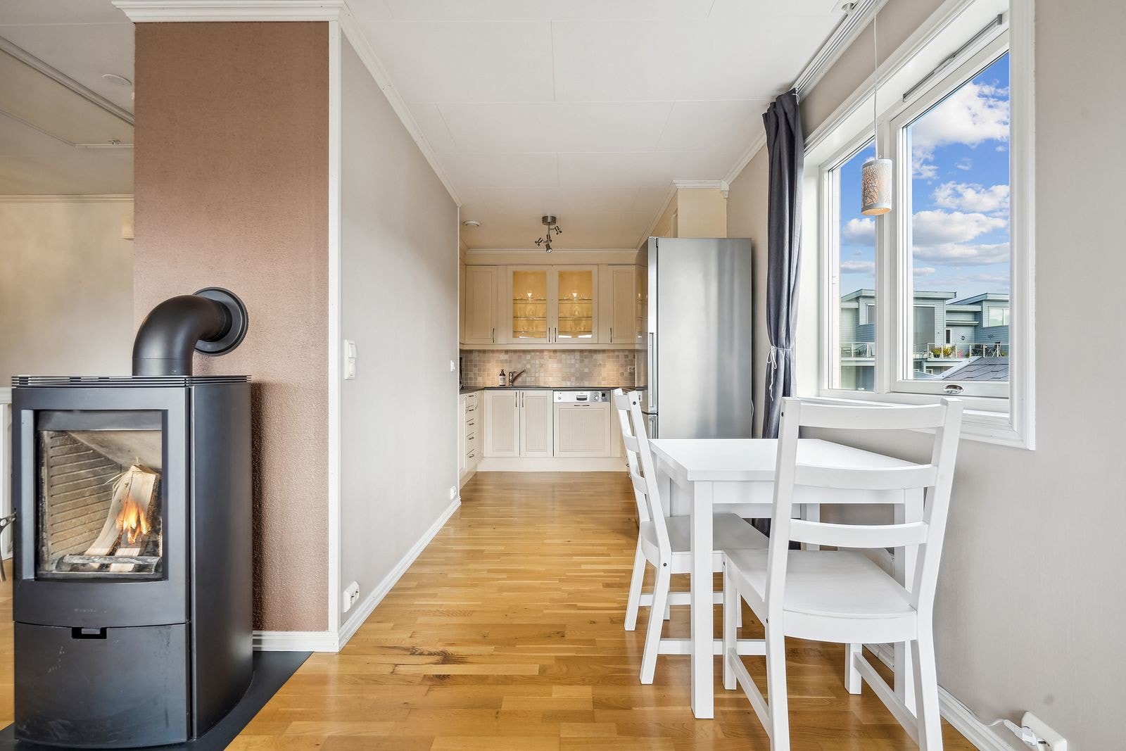 Spiseplass ved sydvent vindu på kjøkkenet Galleribilde