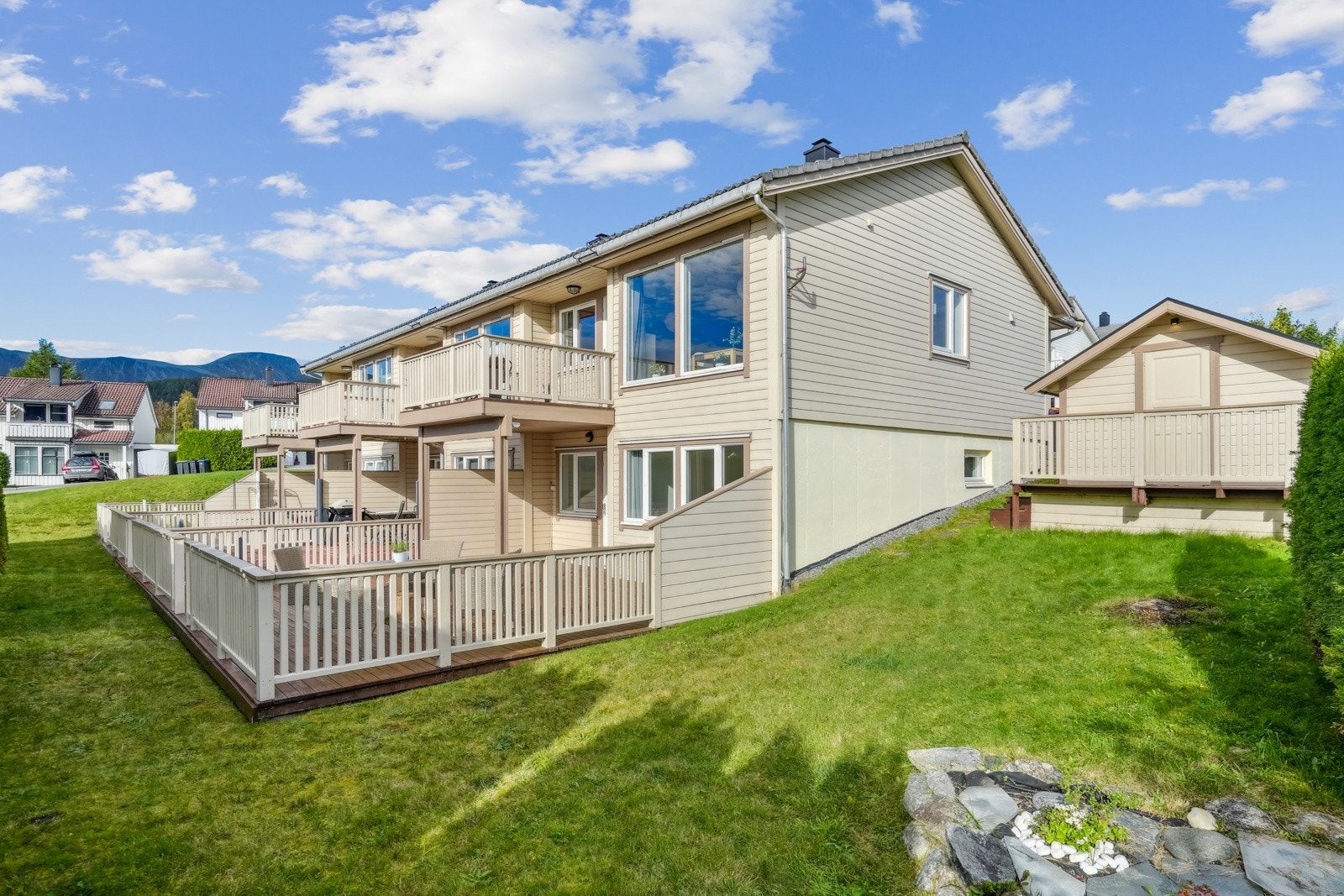 i tillegg til boden ved inngangspartiet, finnes det frittstående, isolert bod på sydsiden av huset. Bonusboden kalles den. Galleribilde