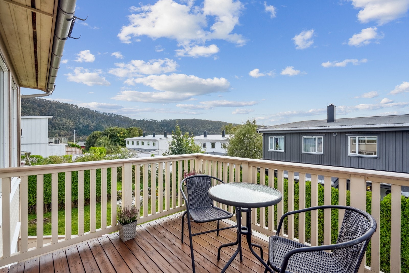 Og fra stua kan du nyte veranda på hele 8 kvm, her får man både i pose og sekk når det gjelder uteområder Galleribilde