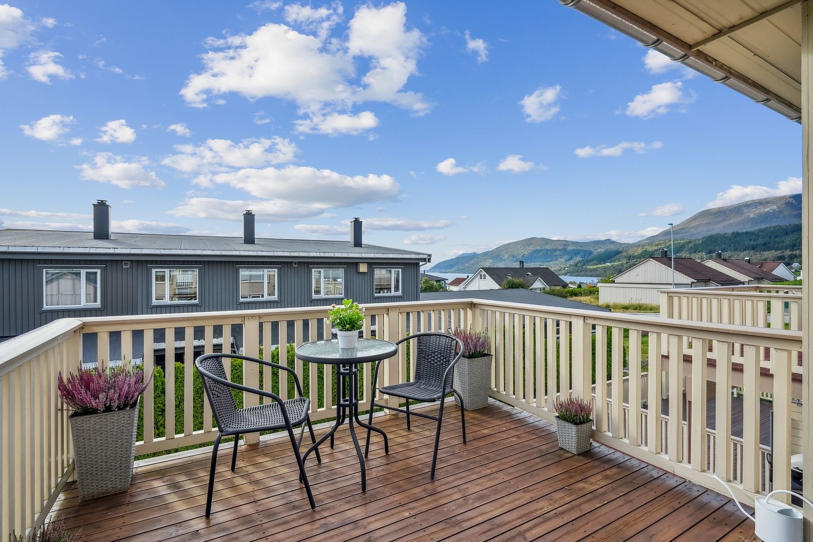 Her kan du sitte med favorittboken, en kopp te eller rett og slett ta middagen her når været tillater det. Galleribilde