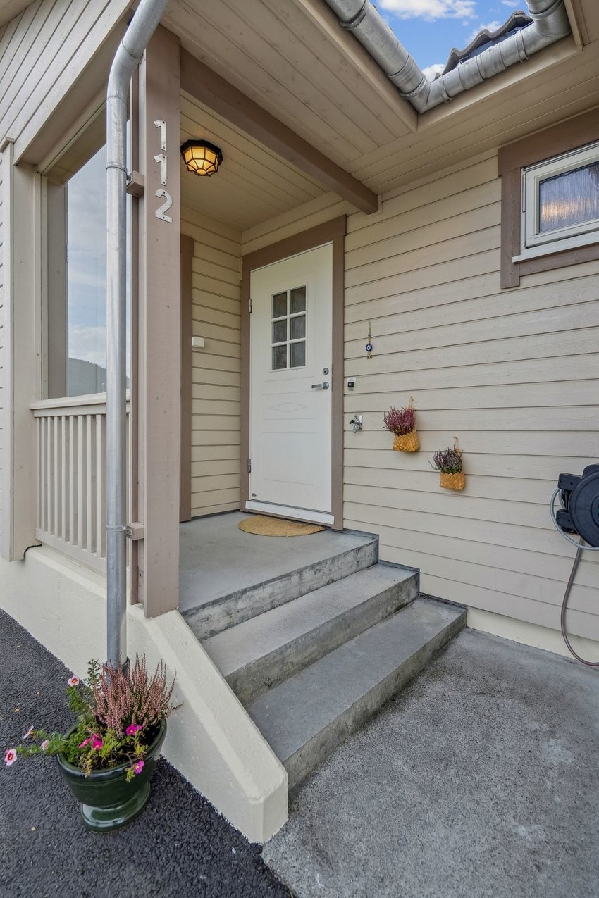 Ved inngangspartiet legger du merke til vannutkastere og innfelt glass som skjermer for vær og vind Galleribilde