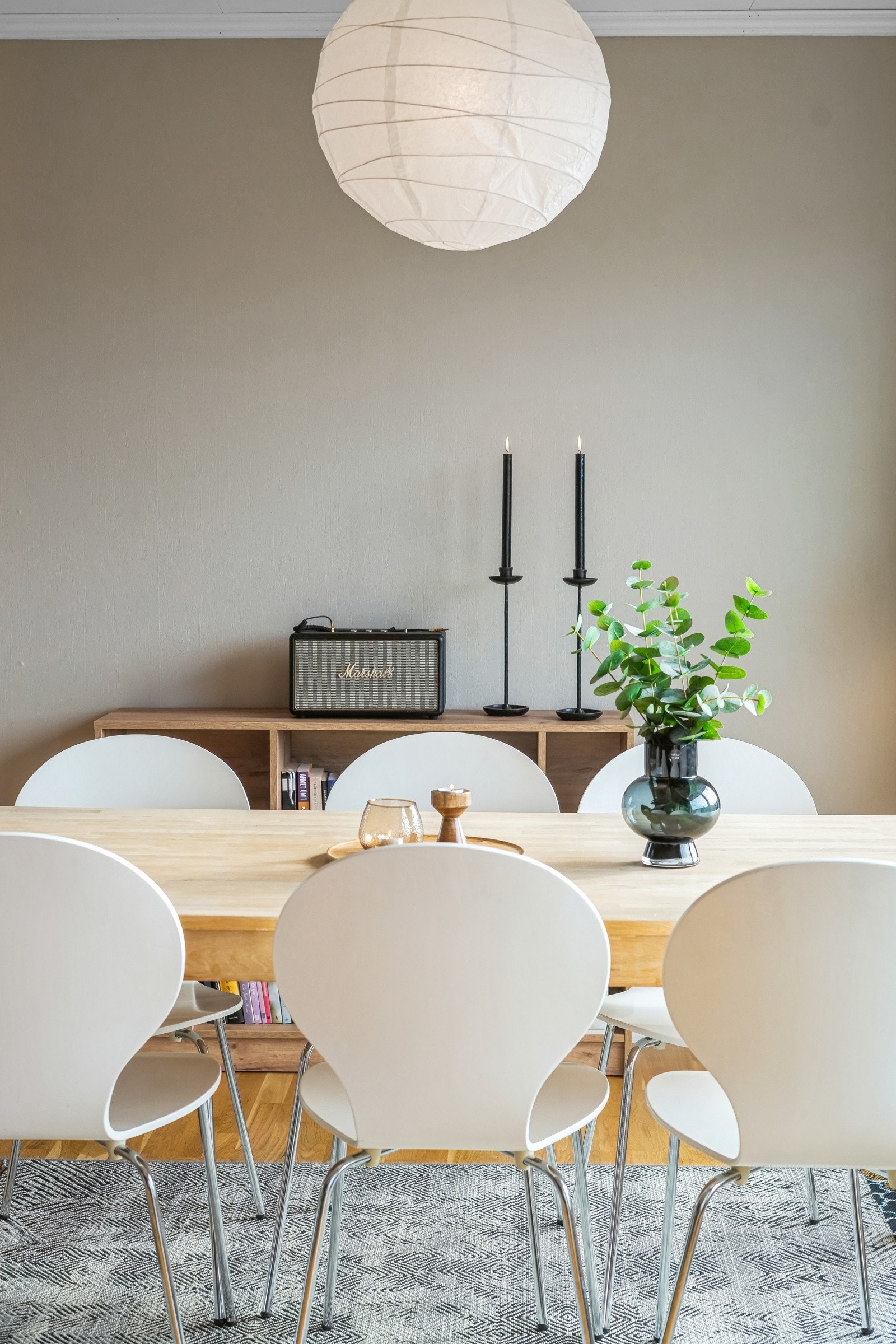 Tips til deg; ta med deg målbånd eller annet måleverktøy til visingen. Greit å ta en sjekk på spisebord, senger og sofa. Galleribilde